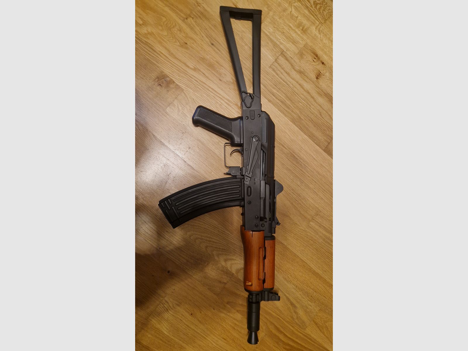 APS AKS-74U Vollmetall Echtholz BlowBack S-AEG 6mm BB schwarz