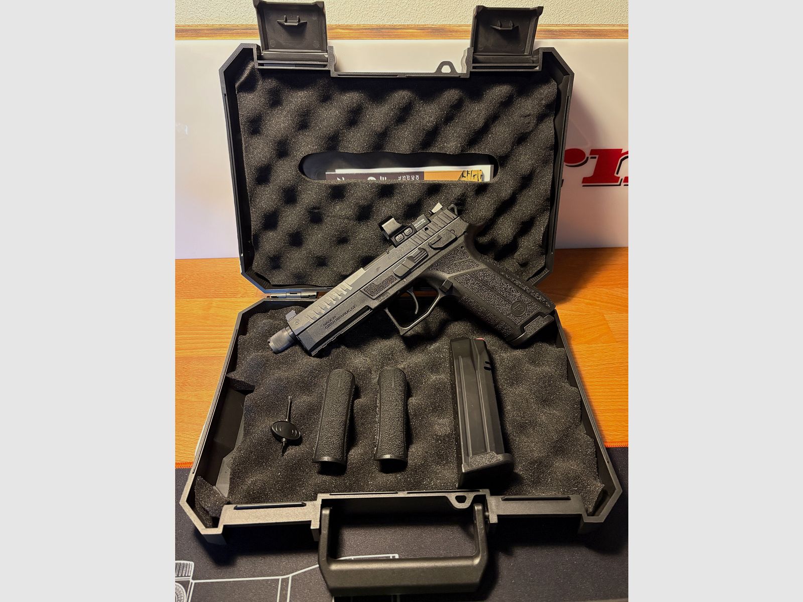 NEUWARE CZ Pistole P-09 F Nocturne SR HAWKE Set mit Optik 