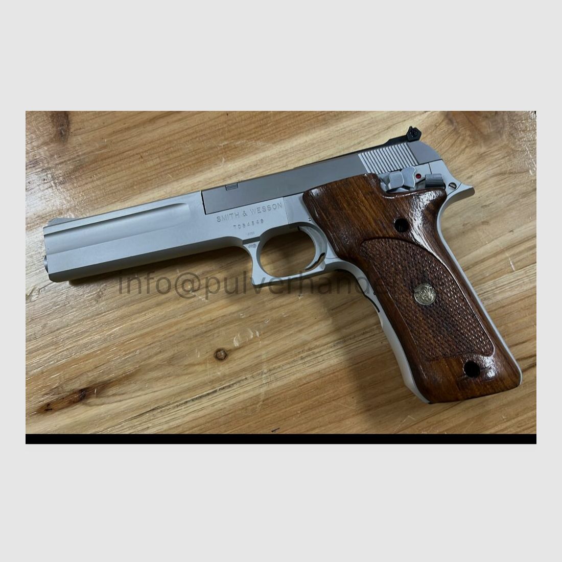 Smith & Wesson 622 con 6" ARMA superior .22lr