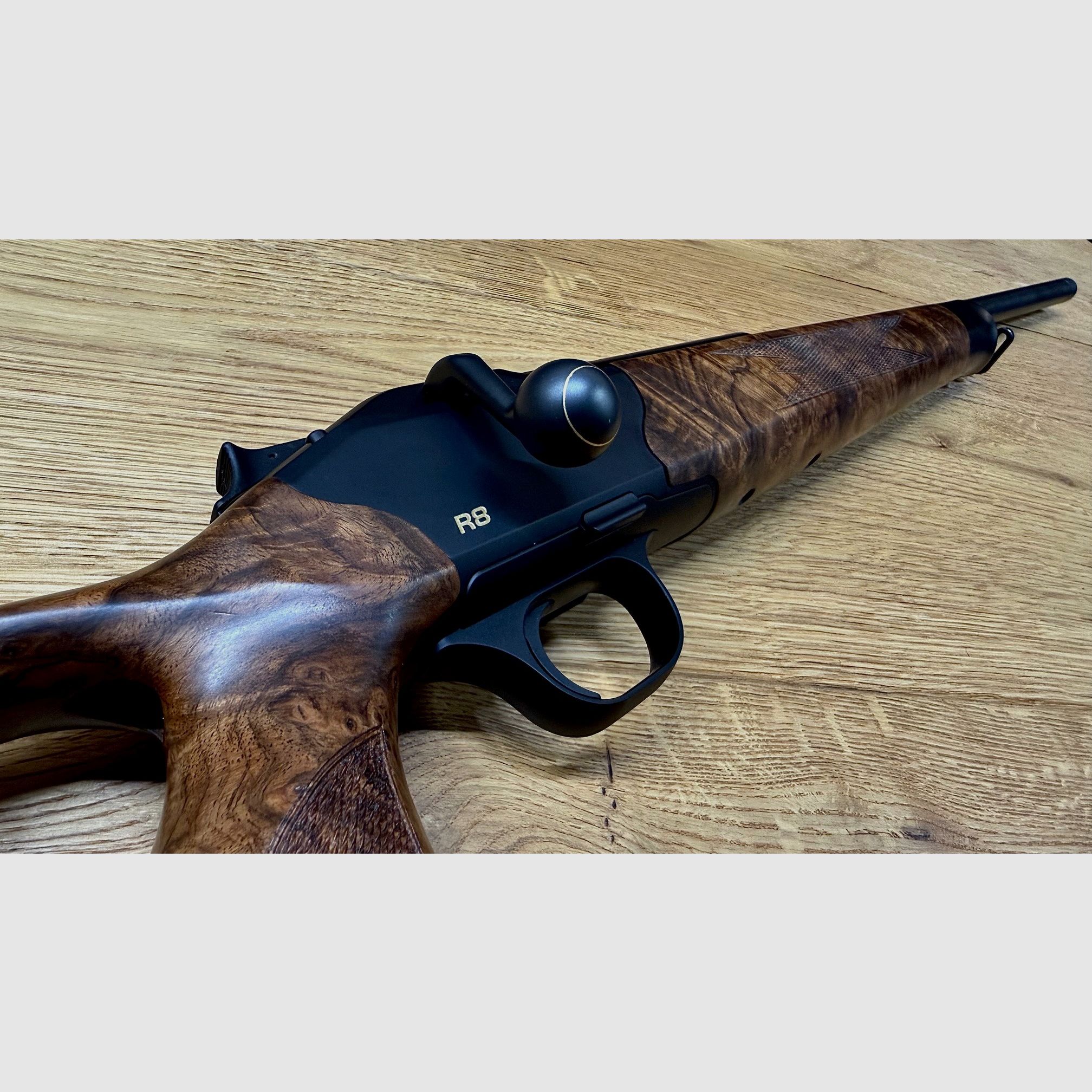 Blaser R8 mit traumhaftem Zubehör-Lochschaft Holzklasse 8-9, goldenes R8 Logo, Kammergriff Selours, gekürzter Lauf, M15x1 Gewinde, Standard-Kaliber wählbar