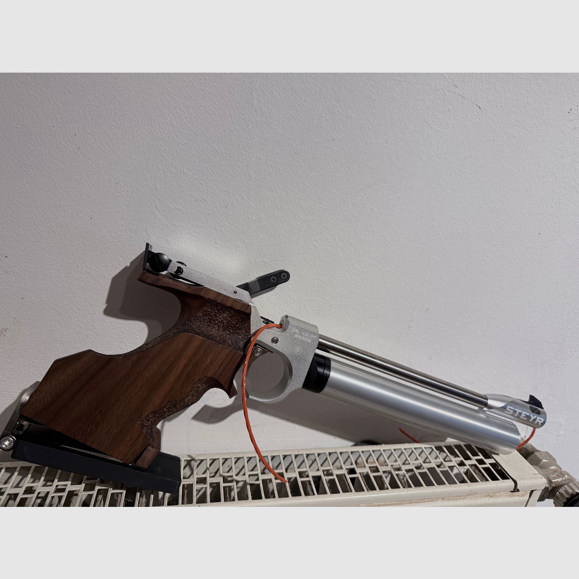 Steyer Luftpistole LP2 links