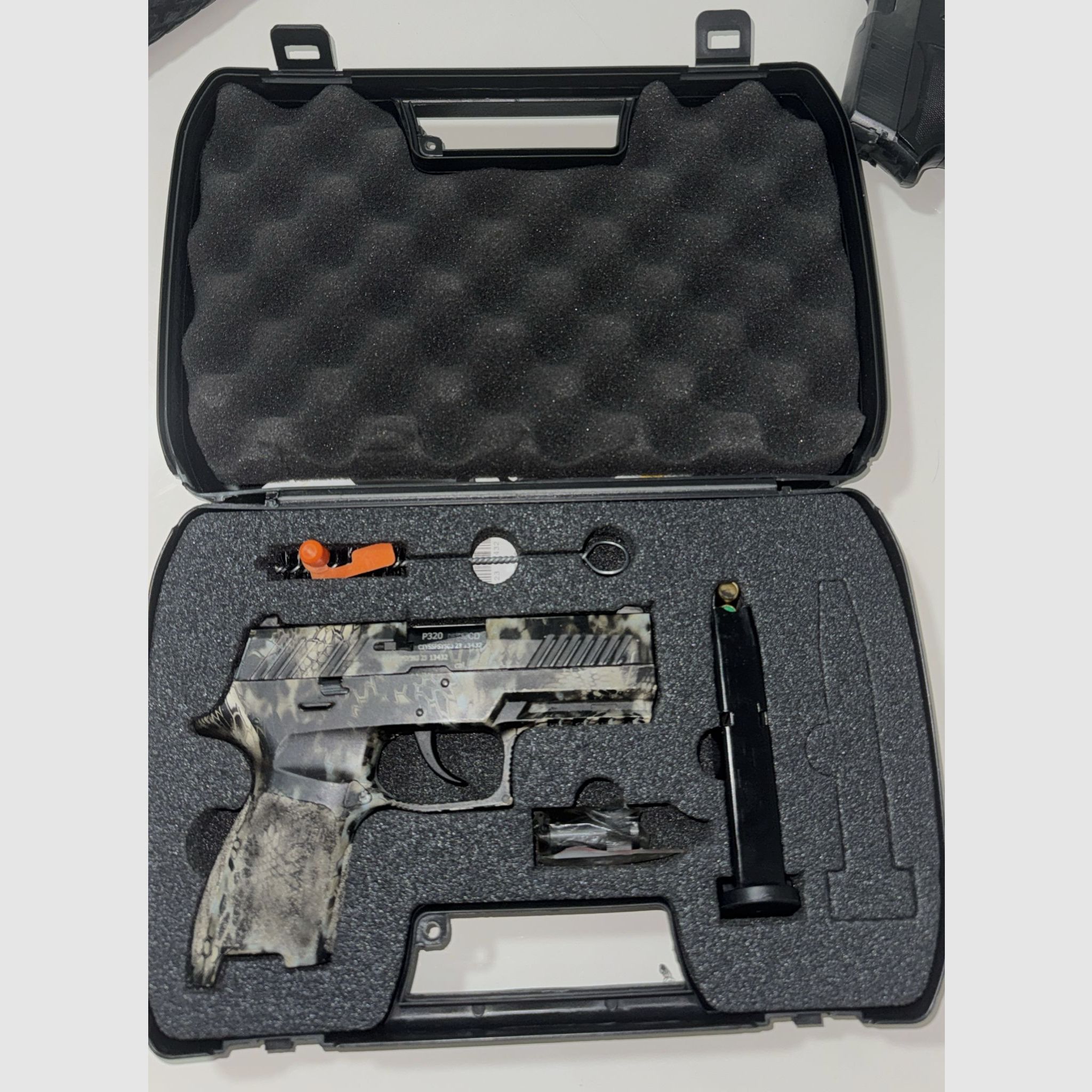 SIG Sauer P320 Schreckschuss 9mm P.A.K. – Kamuflaż – w zestawie z magazynkiem – PTB