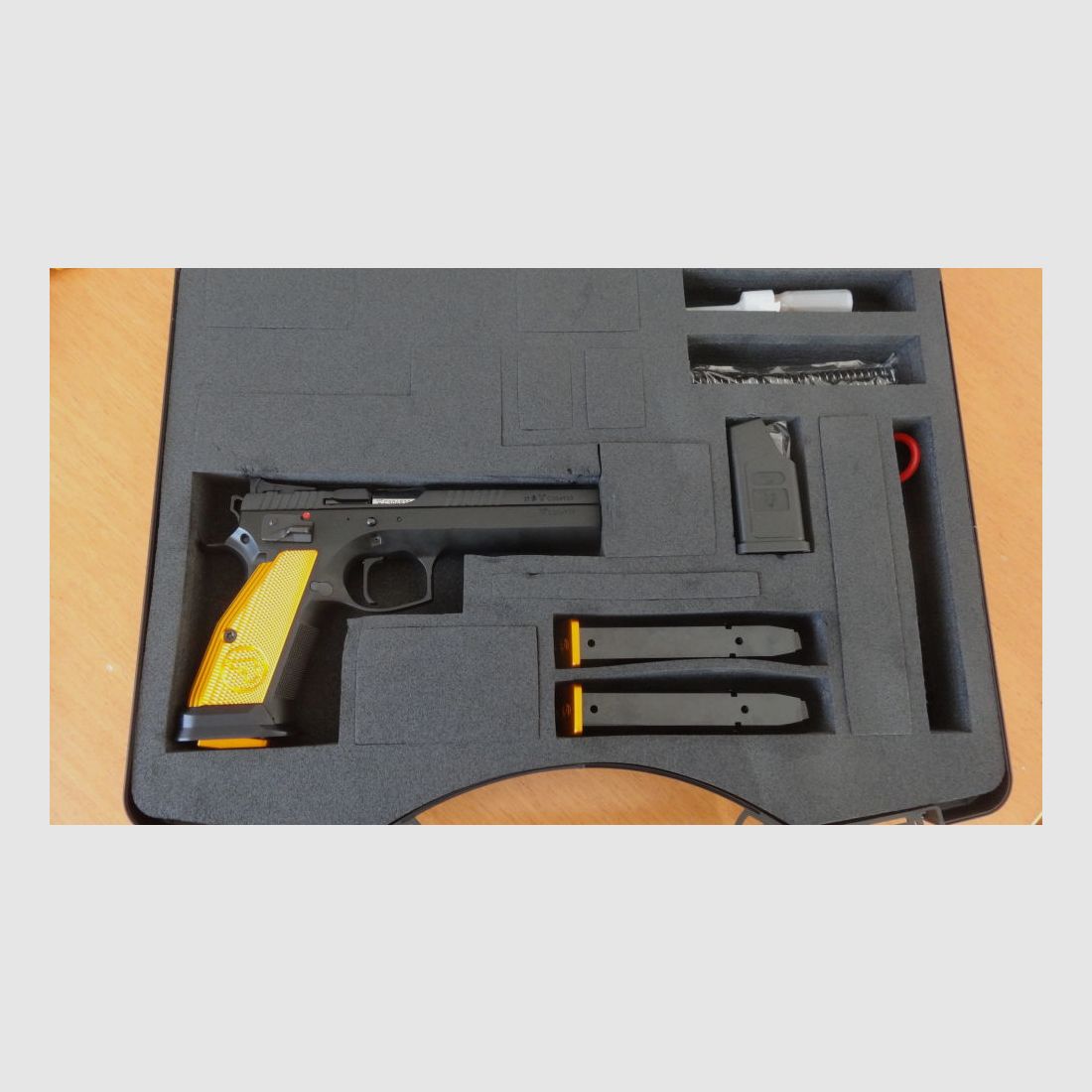 CZ-Brünner PISTOLE CZ 75 TACTICAL SPORTS ORANGE, CAL. 9X19 MM