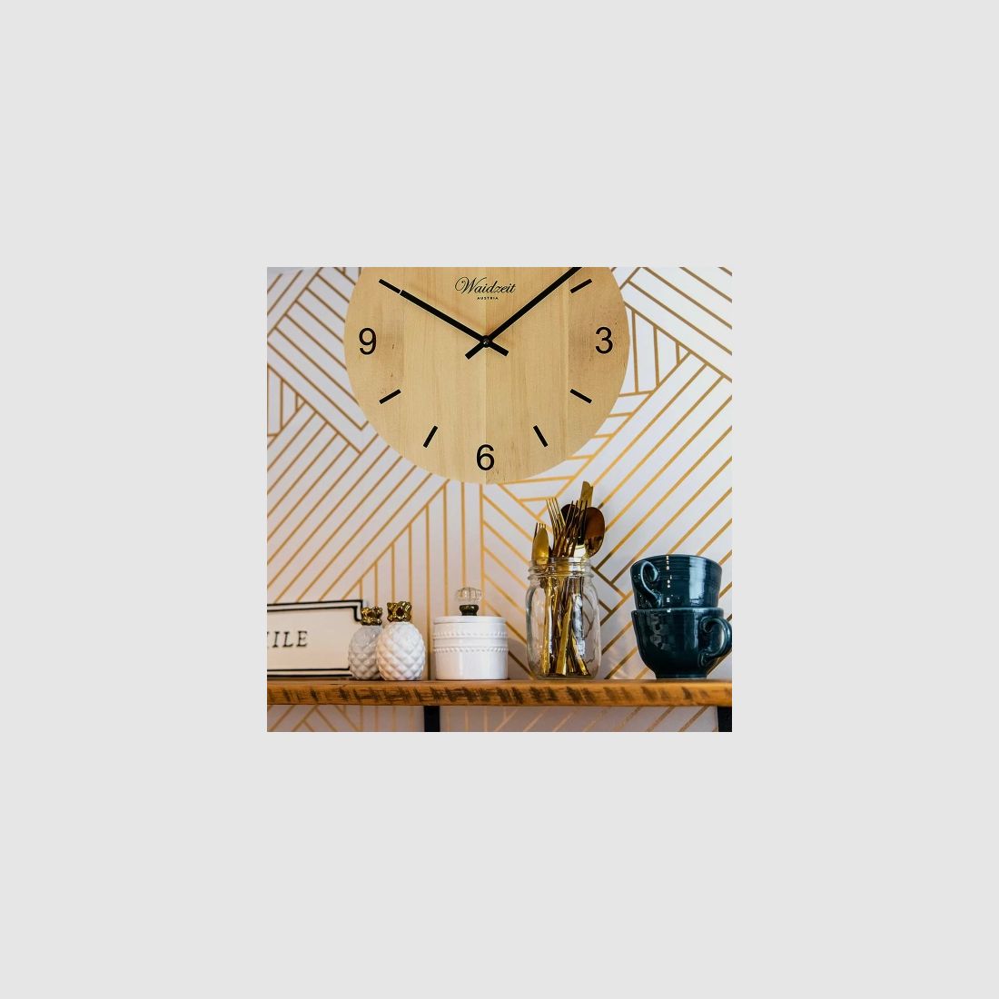 Wandklok Tempus van Zwitsers dennenhout