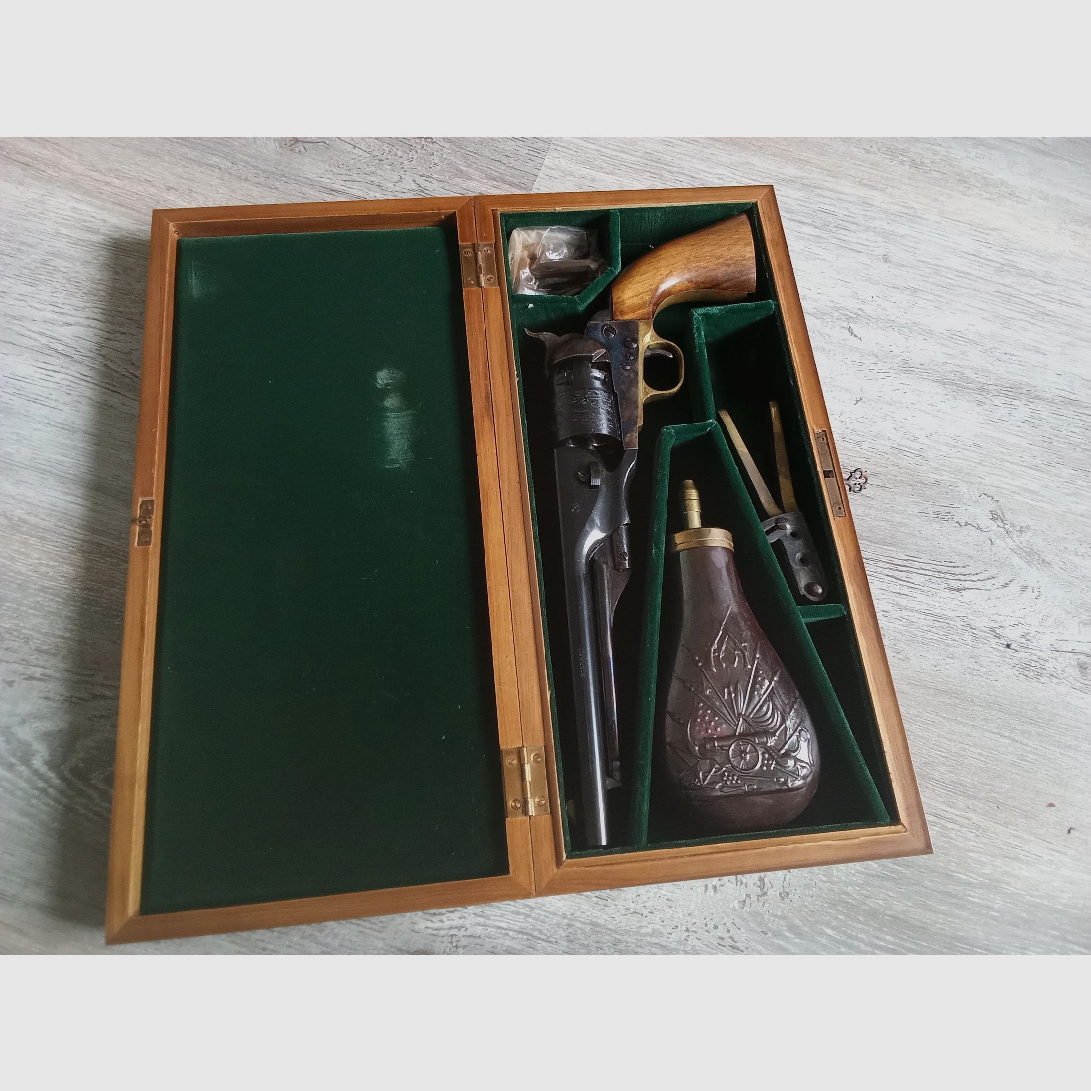 Revolver Colt Navy 1860 Kaliber 44 Schwarzpulver RIGARMI in seiner Box KATEGORIE D2 (freier Verkauf ab 18 Jahren)