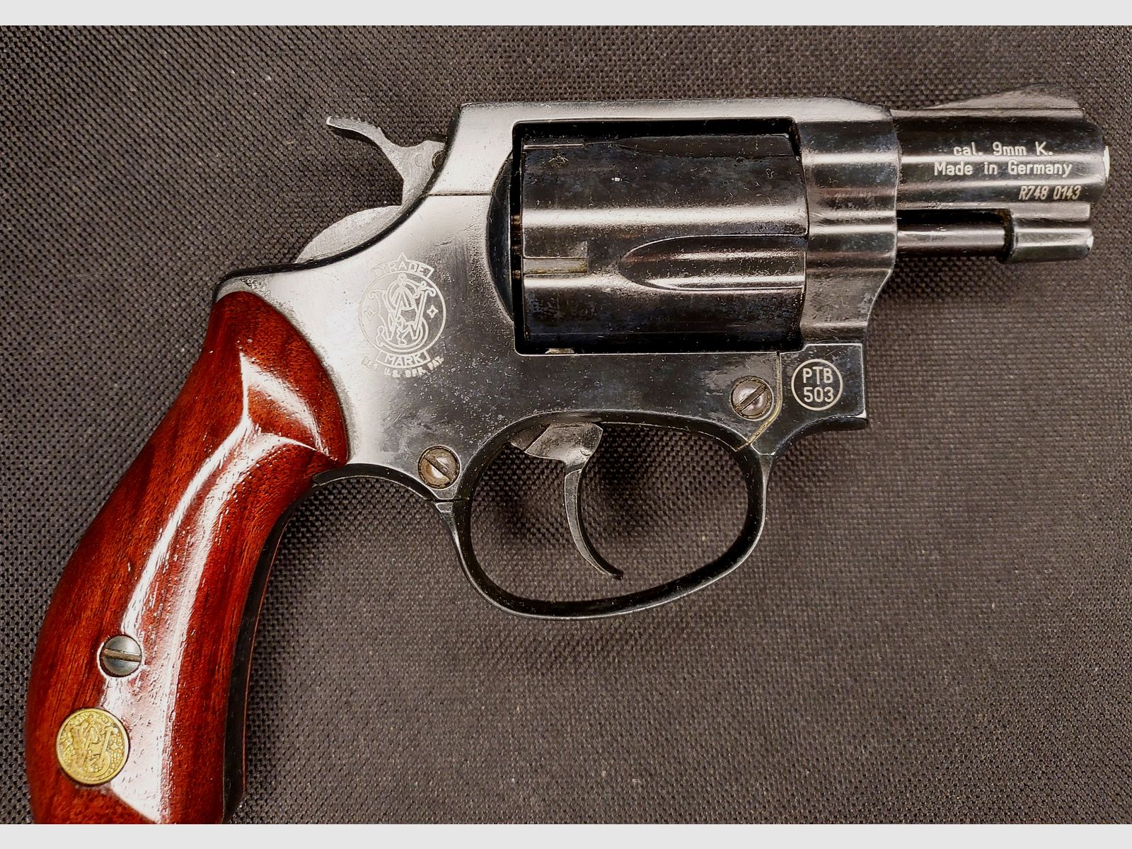 Smith & Wesson Chiefs Special revolver a salve calibro 9mm R.K. brunito (PTB 794) con impugnature in legno