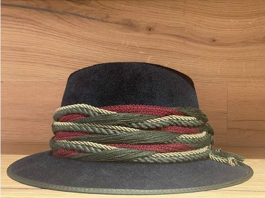 Chapeau en poil de lièvre Bittner en bleu foncé disponible à partir du 20 novembre 2026