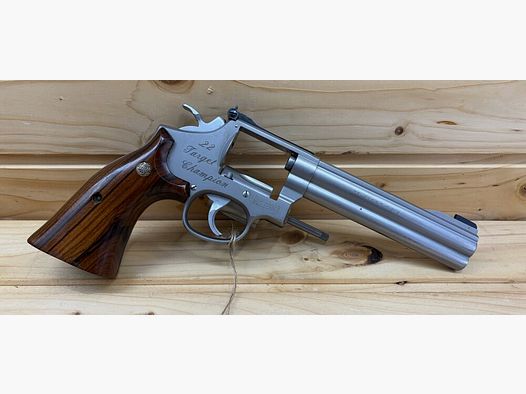 Smith & Wesson Mod. 617 Target Champion .22 l.r. Wooden grips .22lr