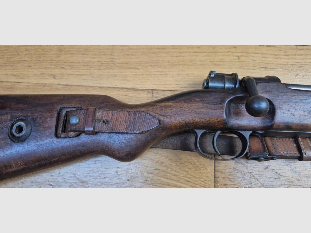 Belle carabine réglementaire K98 – Période III° Reich – Rechambrée en 8 x 57 JRS (et pas IS d&rsquo;origine)- Code « 42&prime; – Fabrication Mauser Oberndorf de 1939 – Pas mono-matricule – Excellente mécanique – Crosse et bois muets au modèle et en TBE – Beau canon avec de bonnes rayures – Bretelle – Bel ensemble et bonne arme 100% période – TBE, image 4 sur 36