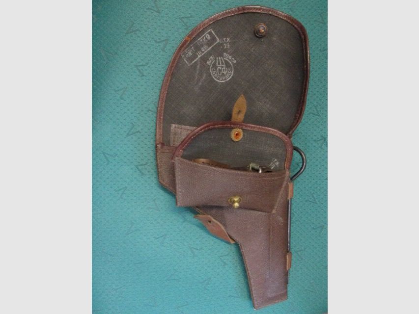 Revolver Nagant Baujahr 1945 mit Tasche und Fangriemen