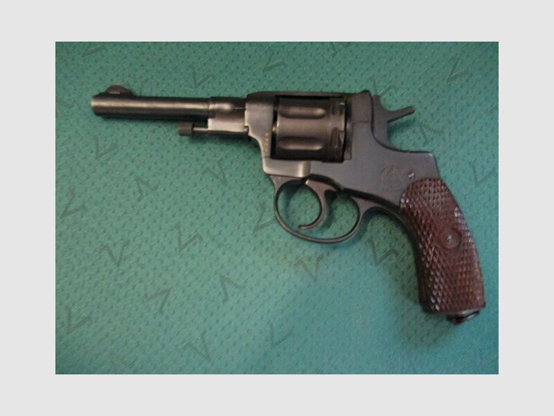 Revolver Nagant Baujahr 1945 mit Tasche und Fangriemen