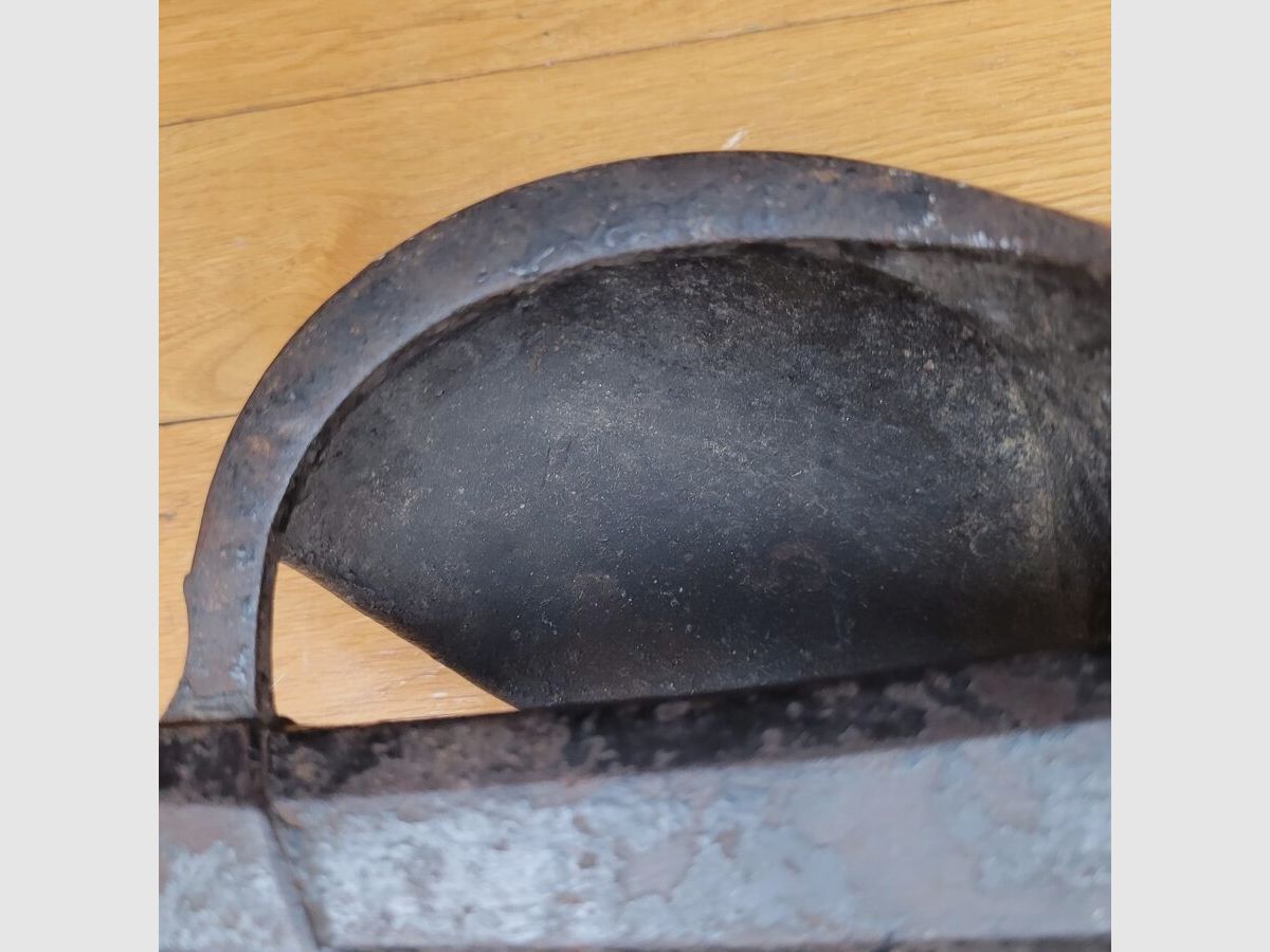 Beau sabre d&rsquo;abordage modèle 1833 – Manufacture Impériale de Châtellerault novembre 1853 – lame gravée à l&rsquo;ancre des deux côtés – belle pointe et zéro accroc sur le fil – coquille avec la majeure partie de sa peinture d&rsquo;origine – fourreau en cuir poinçonné en garniture – TBE, image 11 sur 17