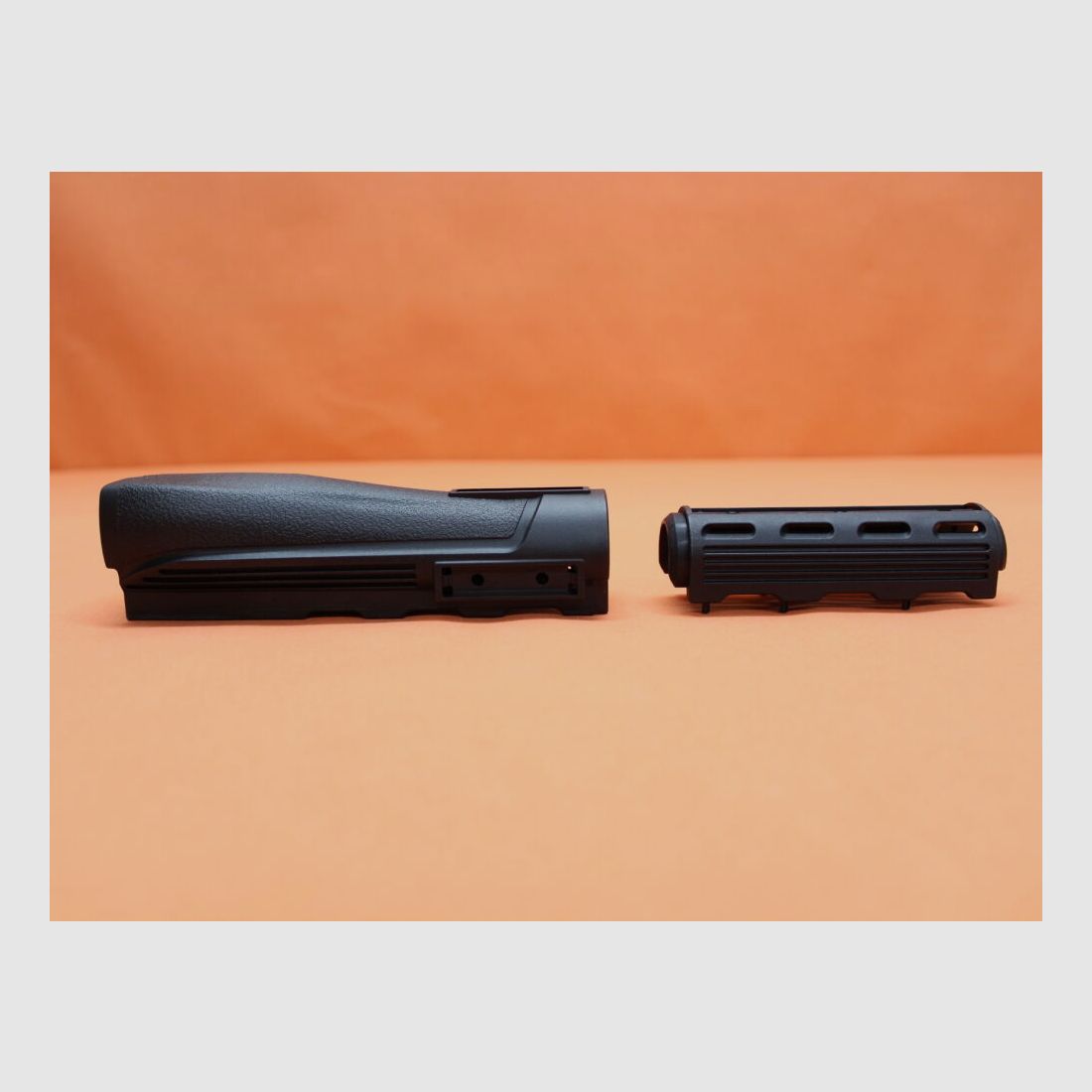 Tecnología avanzada Kalashnikov AKM: sistema de 4 rieles/-protección de mano ATI Strikeforce polímero negro arriba/abajo con rieles laterales