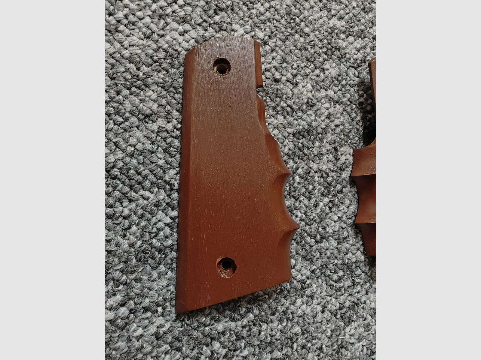 Combat Griffszalka z drewna do Colt 1911 (po niewielkiej obróbce również odpowiednia do Umarex 1911 lub innych pochodnych pistoletów alarmowych)