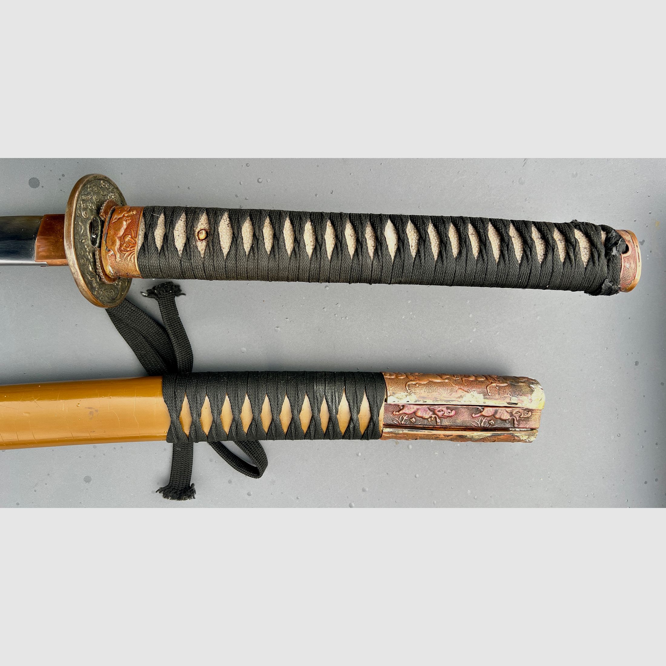 Authentisches japanisches Offizierskatana (Shin-guntō Typ 98) aus dem Zweiten Weltkrieg mit signierter Kanemune-Klinge.