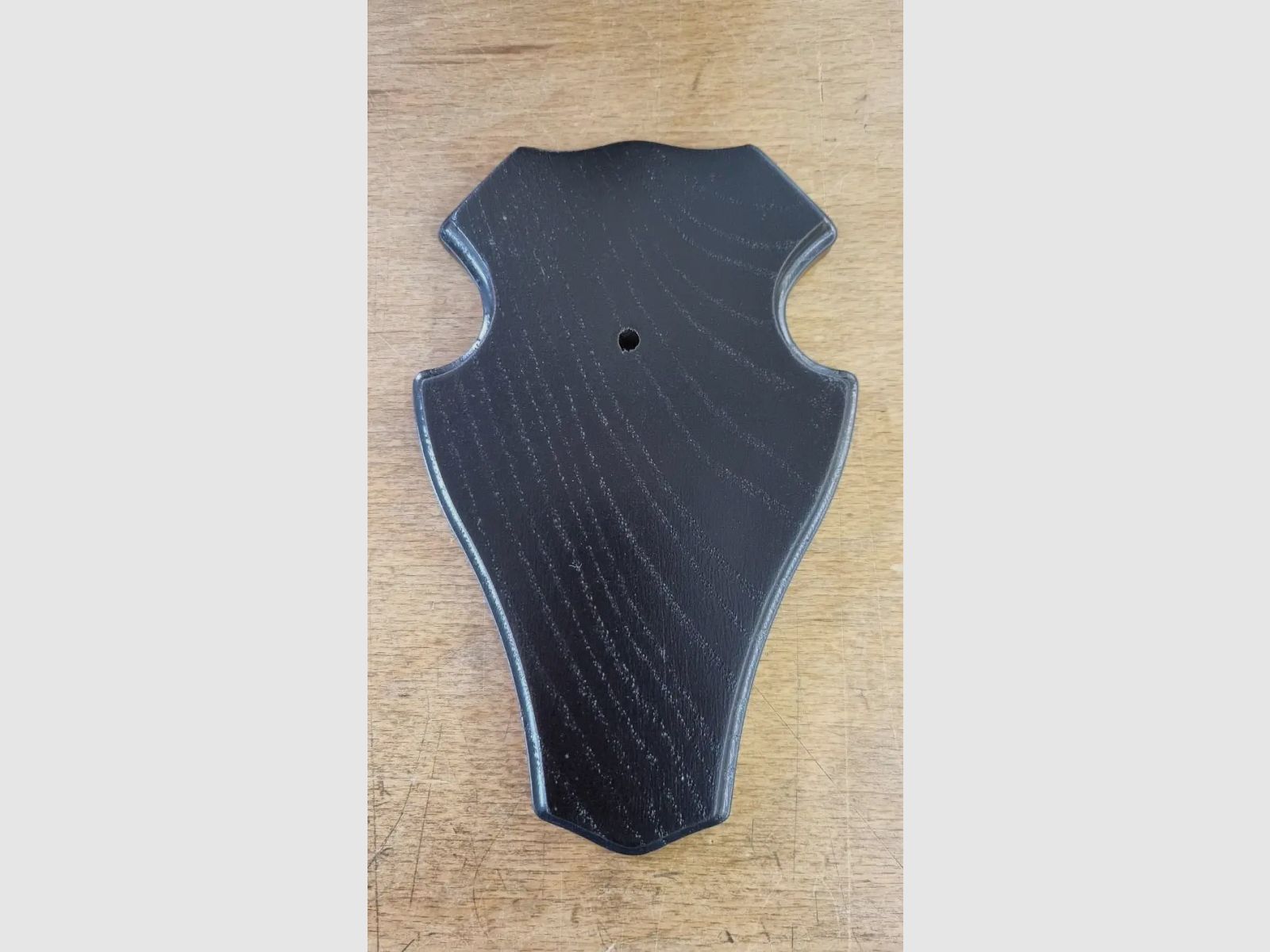 Trophäenschild für Rehbock aus Eichenholz – rund
