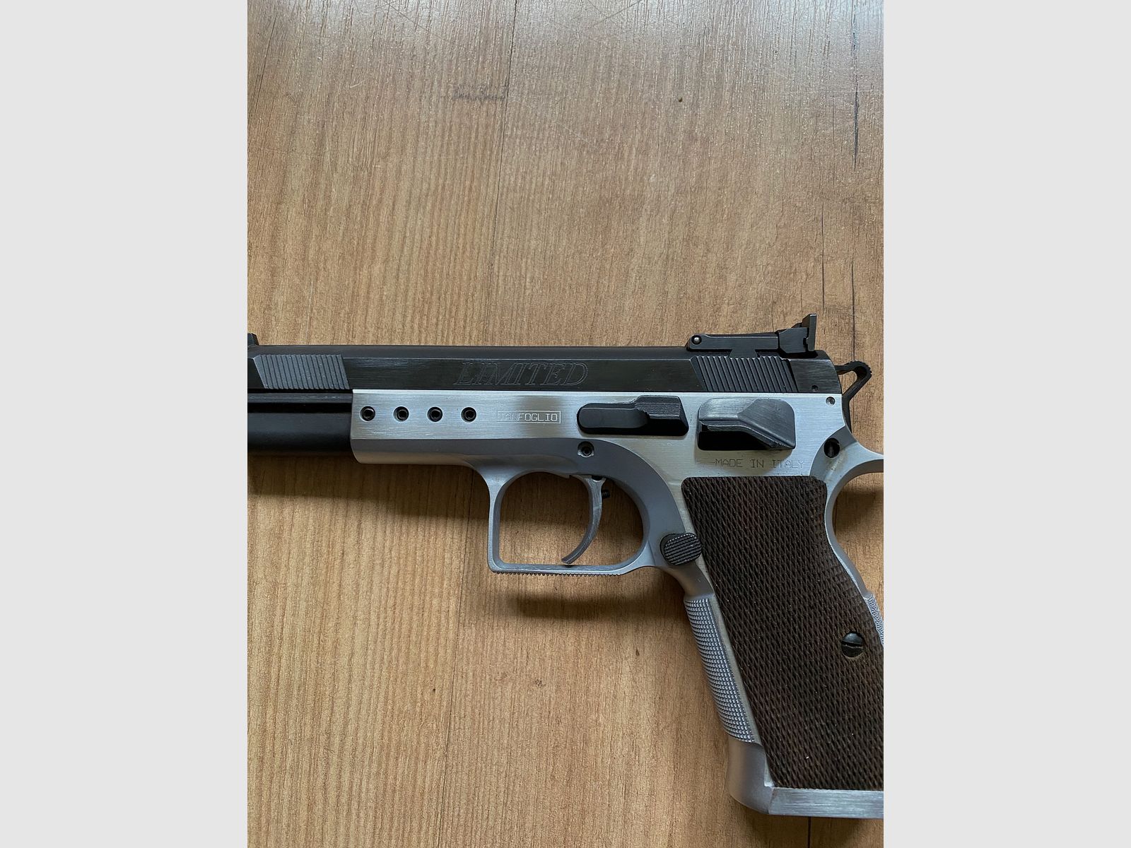 Verkaufe Tanfoglio Limited 9 mm Luger mit Wechselsystem .22 lfb inkl. Munition und Schiene für Zielfernrohr