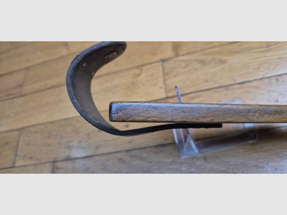 Très belle crosse pour pistolet Luger P08 long dit « d&rsquo;artillerie » – Exemplaire doté de tous ses cuirs d&rsquo;attache bien souples et solides – Beaux poinçon et marquage d&rsquo;origine – Fabrication DMW – Très rare surtout avec ses cuirs – Excellent état – TBE++, image 11 sur 19