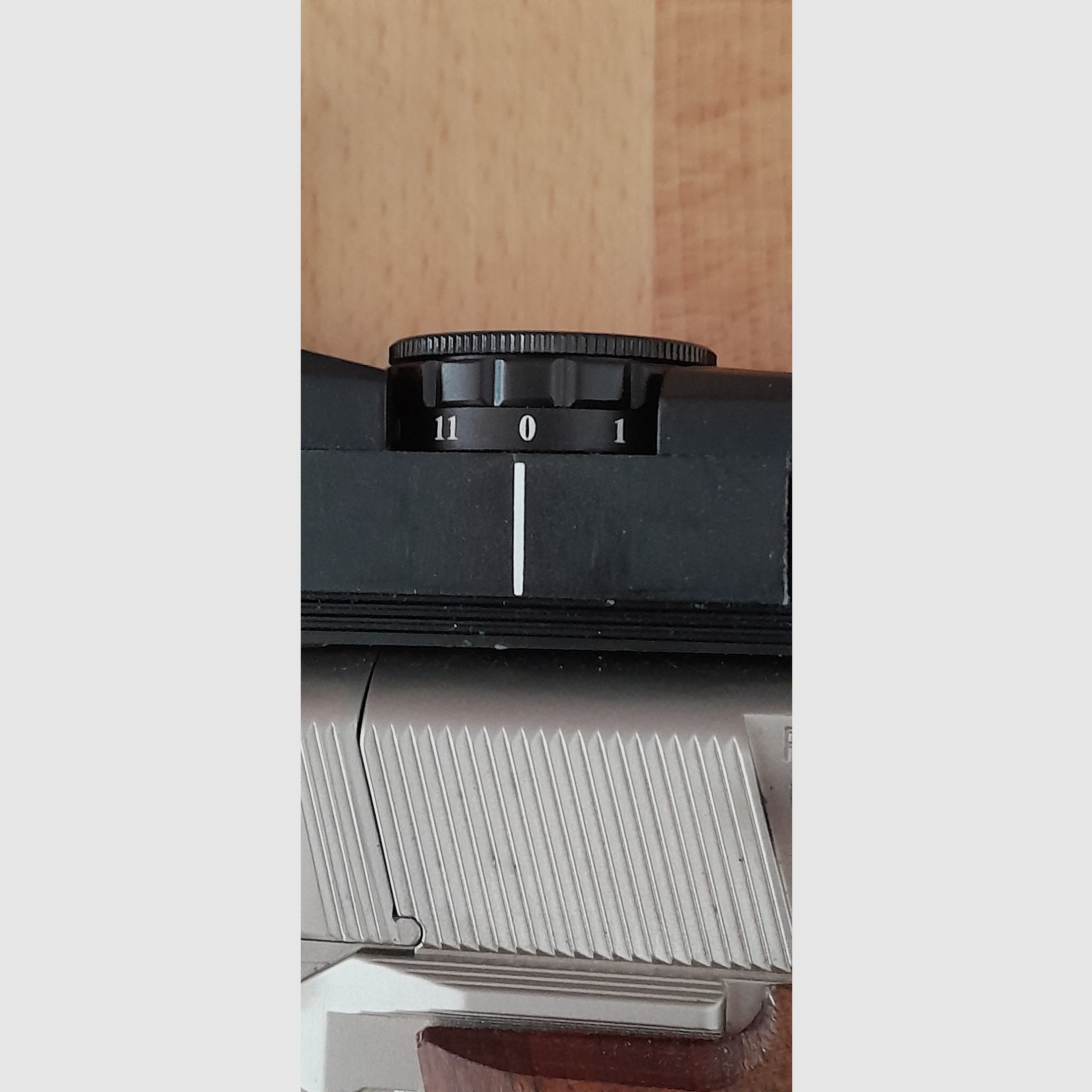 Vernickelte Walther CP88, CO2-Pistole, mit Echtholzgriffschalen und Rotpunktvisier