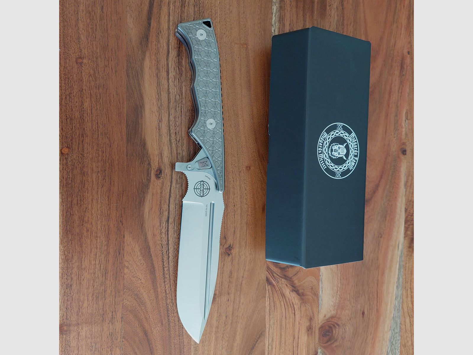 Collezione di coltelli di Midgard nuova e mai usata. Si prega di leggere la descrizione!!!!! In totale 2 spade e 9 coltelli. Posso inviare foto di tutti i coltelli. Molti sono limitati e non più disponibili. Il prezzo è trattabile. Tutti i coltelli e le spade possono essere posseduti LEGALMENTE.