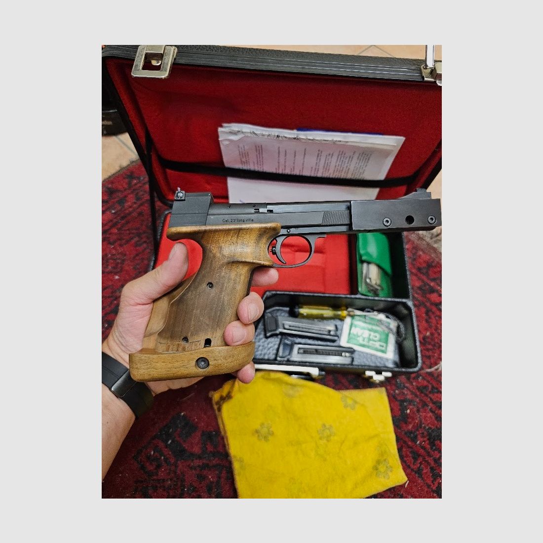Hämmerli International – High-quality Swiss match pistol in caliber .22 l.r. in very good condition with case and accessories from an estate.