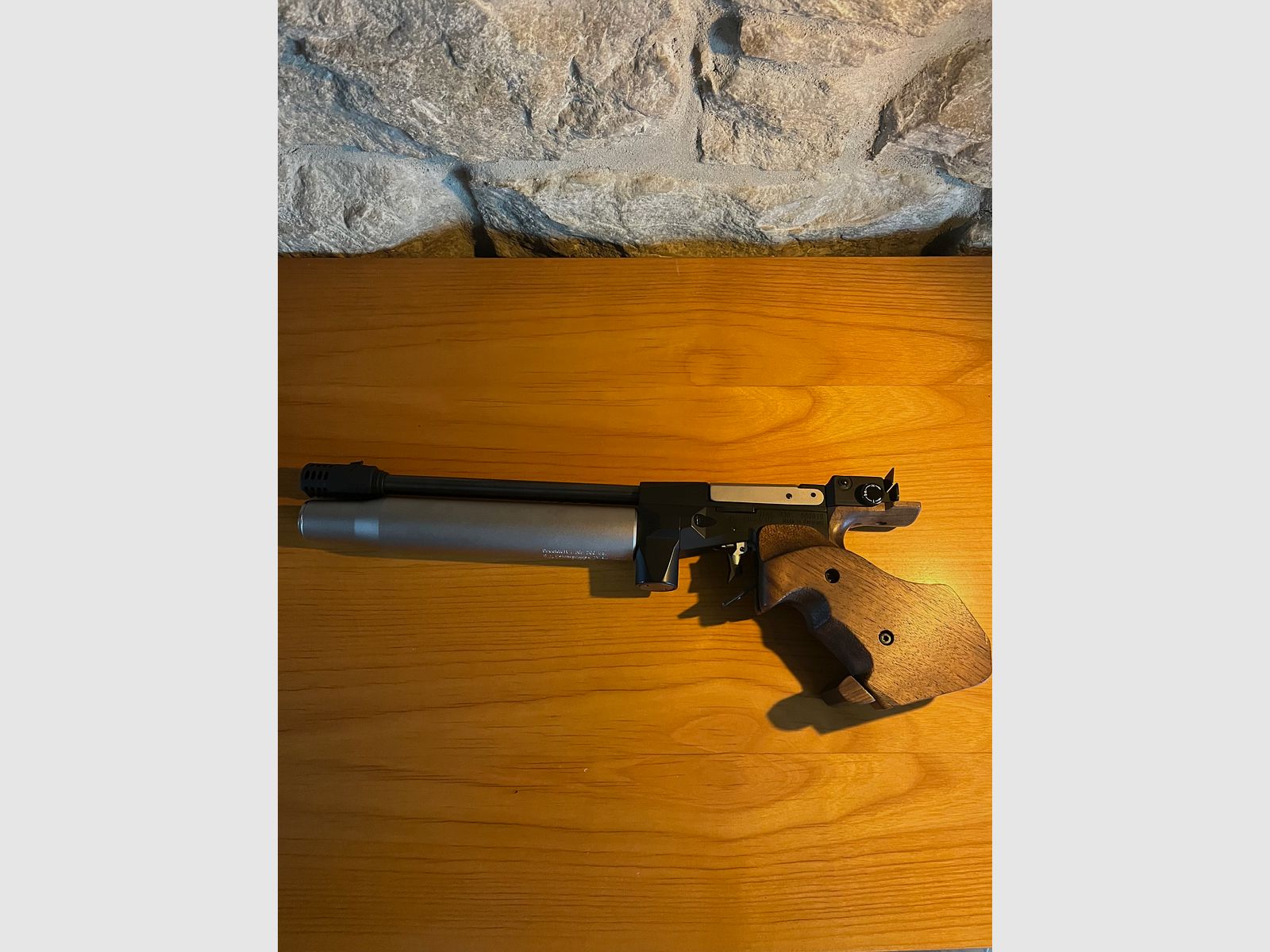 Feinwerkbau P30 pistola de aire comprimido – Estado excelente – 2 cartuchos + maletín de aluminio