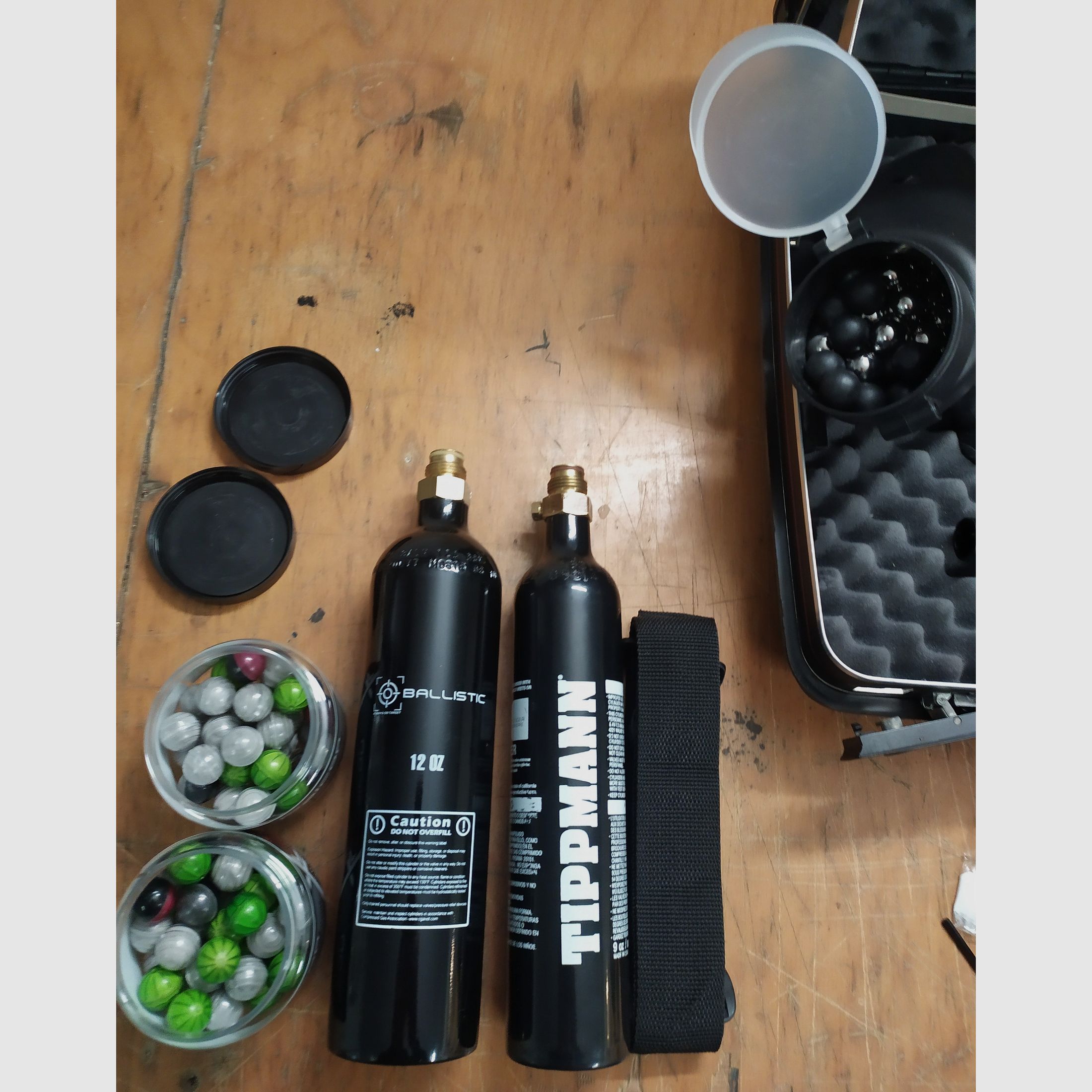 Komplette Paintball Ausrüstung mit 2x Cal.68 Markern & 3x CO2 Tanks