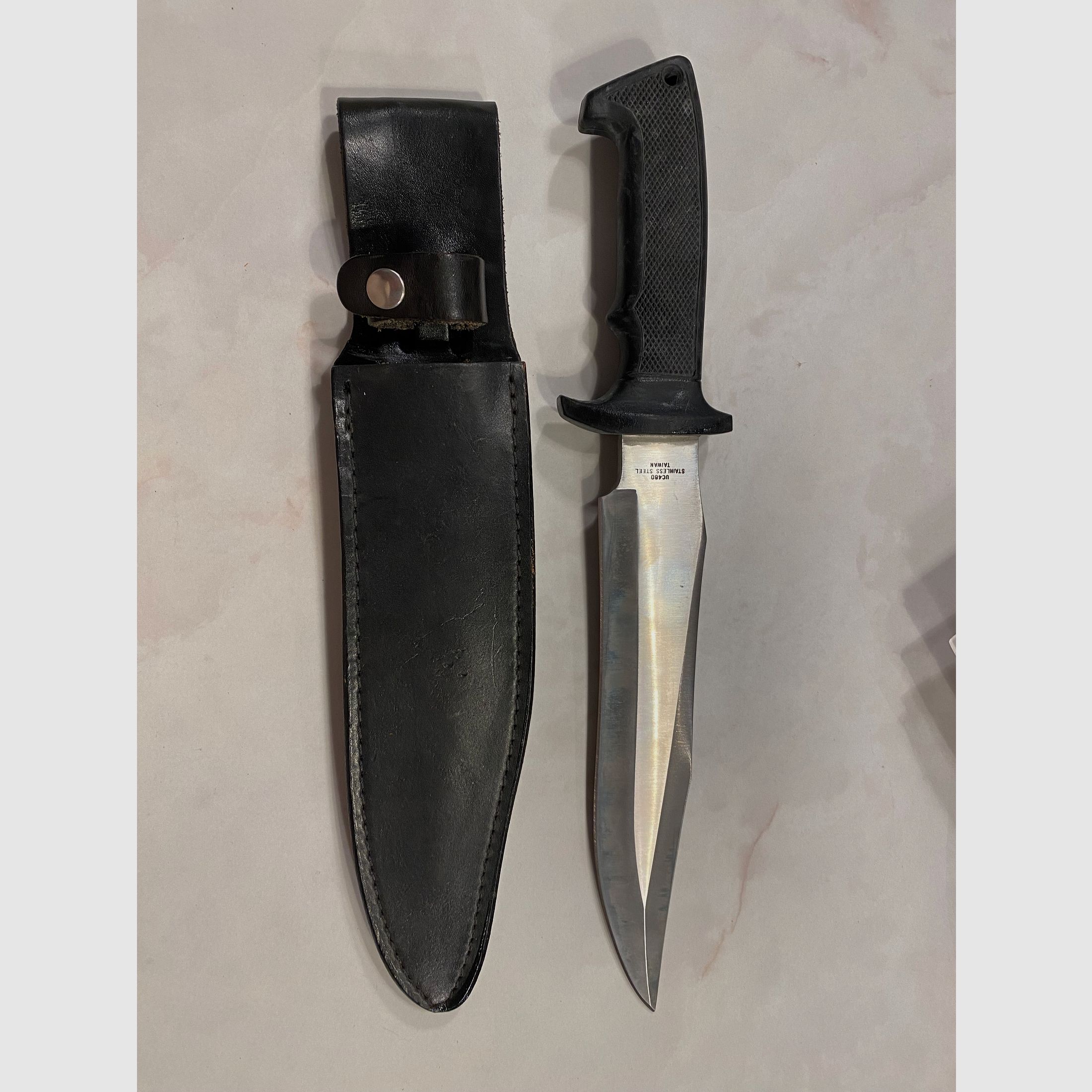 Couteau de combat / Dague – acier inoxydable – Fabriqué à Taïwan – incl. étui en cuir