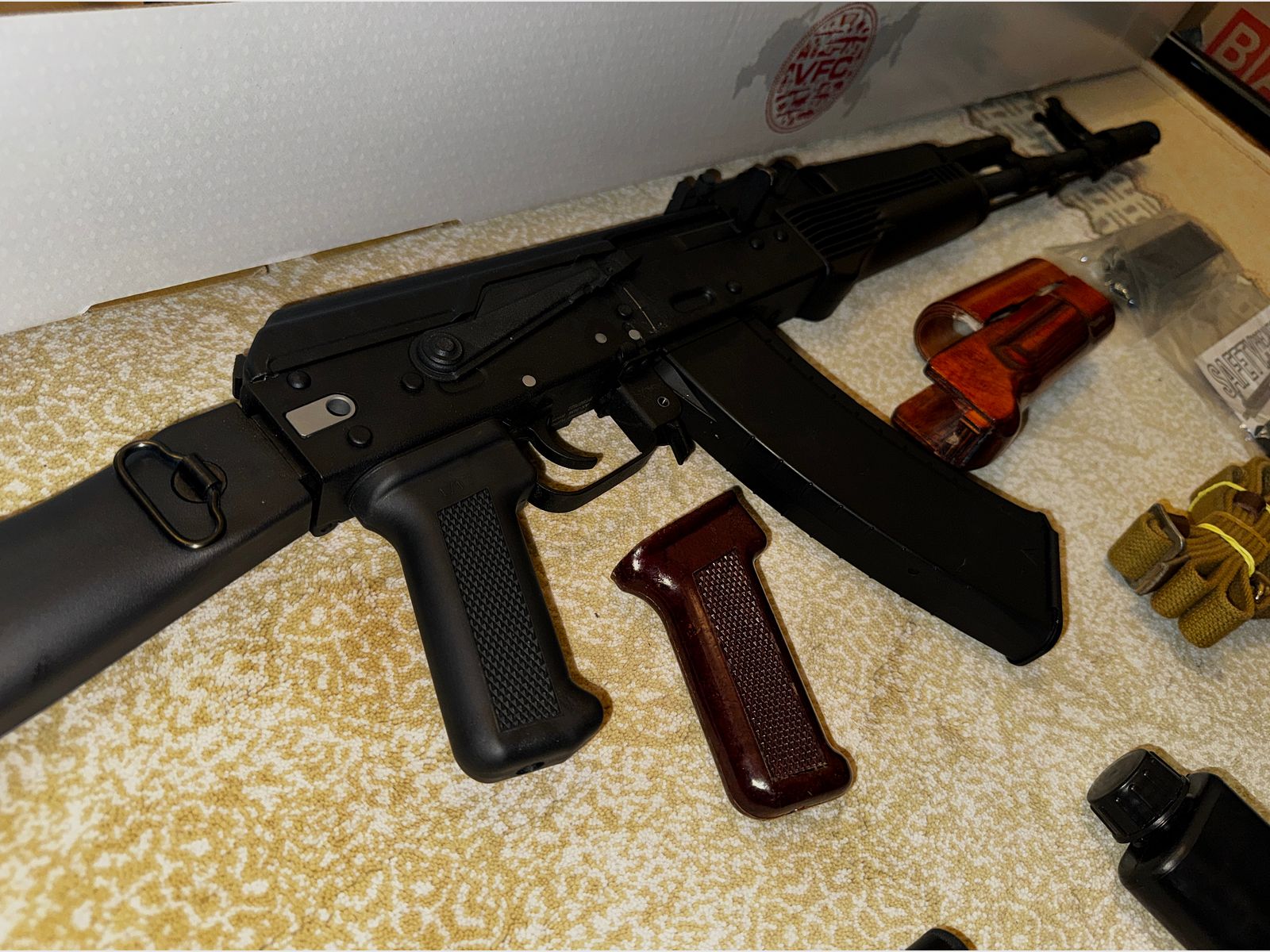 VFC AK 74M GBB full metal con accessori, marcatura F e confezione originale