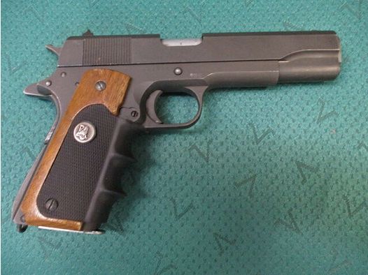 Pistole Norinco 1911 mit Pachmayr Griffschalen 1911A1