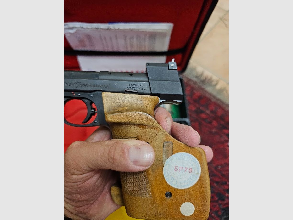 Hämmerli International – High-quality Swiss match pistol in caliber .22 l.r. in very good condition with case and accessories from an estate.