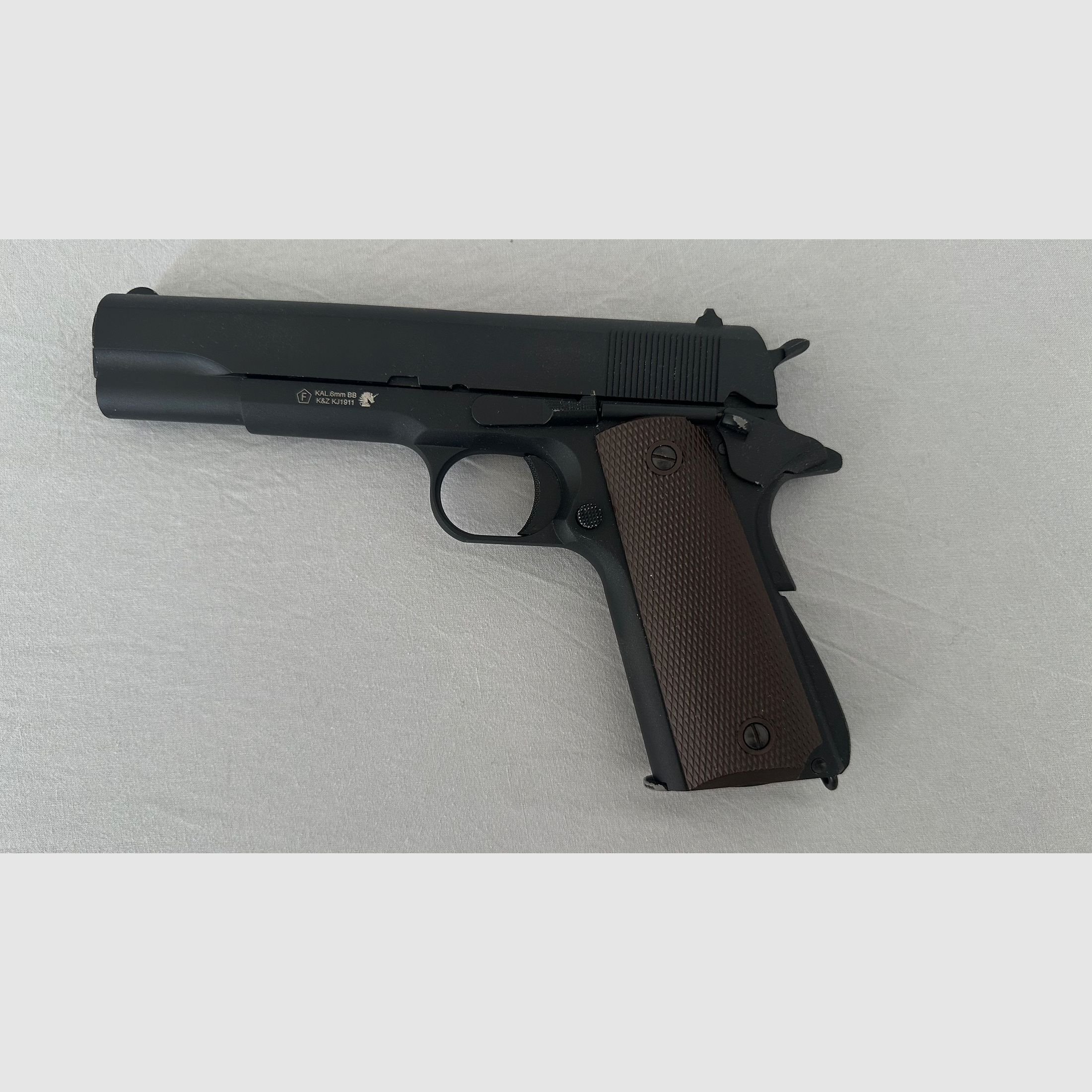 Einzigartige KJWorks Colt 1911 Airsoft 6mm BB Vollmetall Maßstabsgetreu dem Original nachgefertigt.
