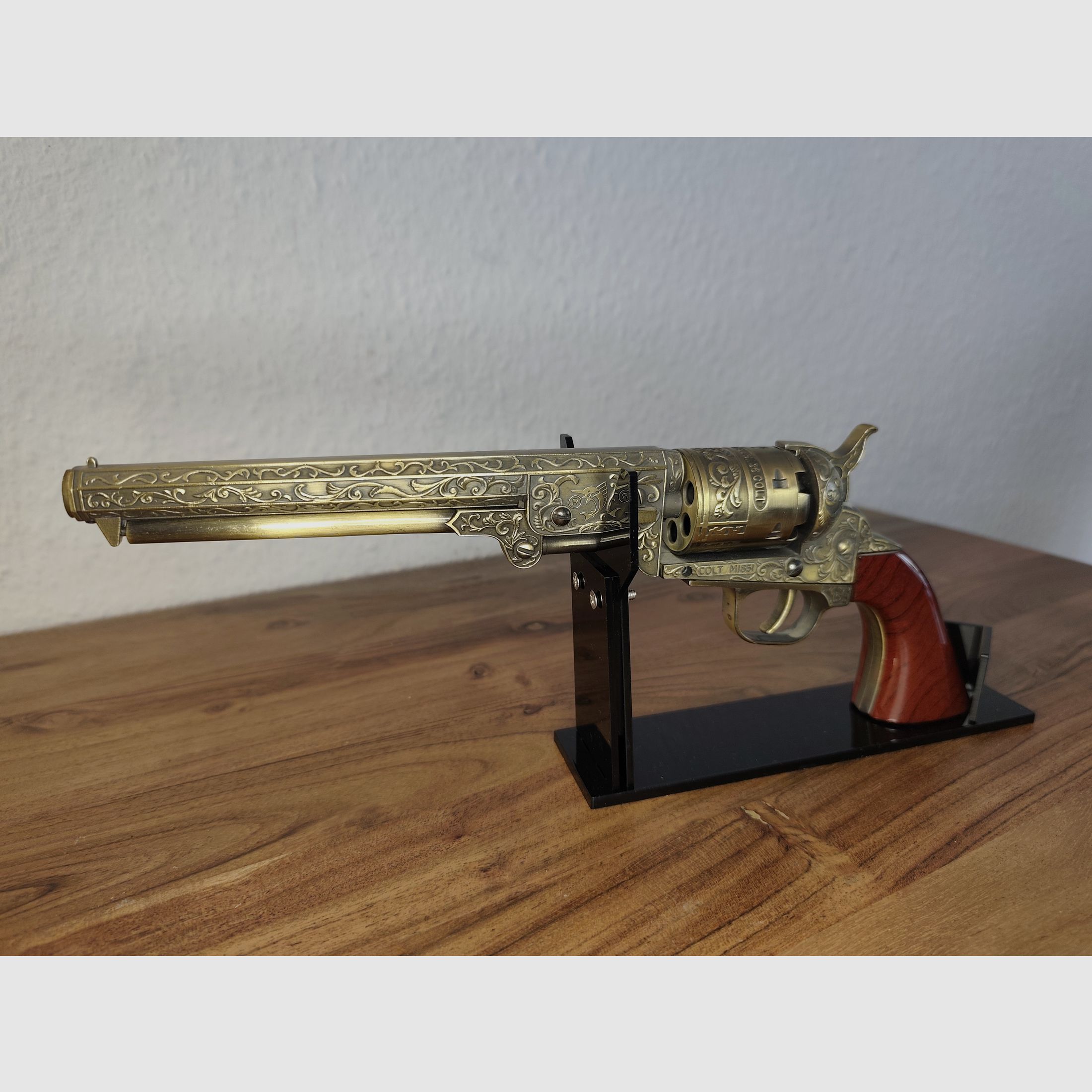 Deko Feuerzeug Revolver Colt 1851 mit  Ständer