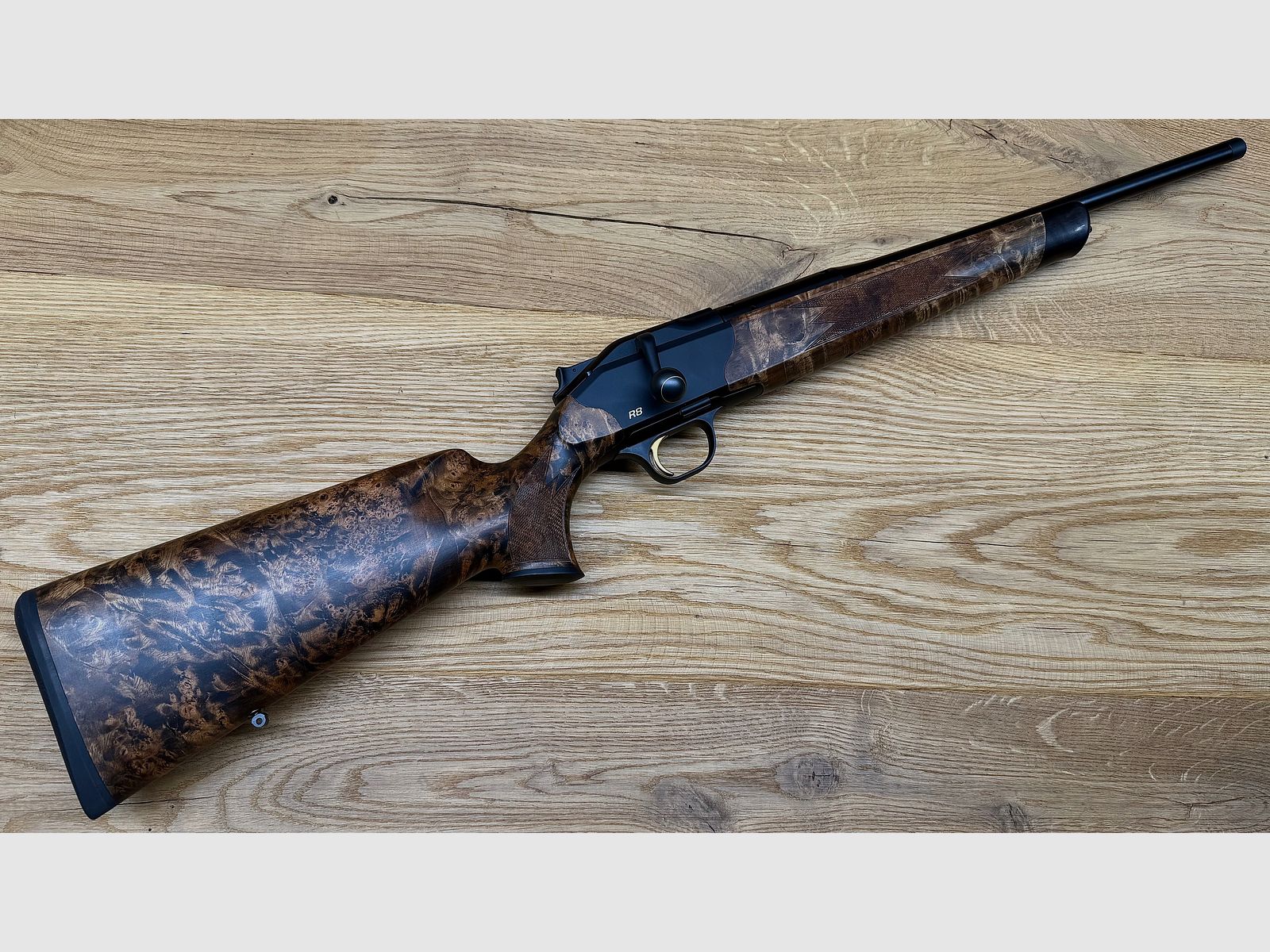Blaser R8 Custom Schaftholz HK 9-10 / mit vielen Goldelementen / Standardkaliber nach Wahl / TRAUMWAFFE