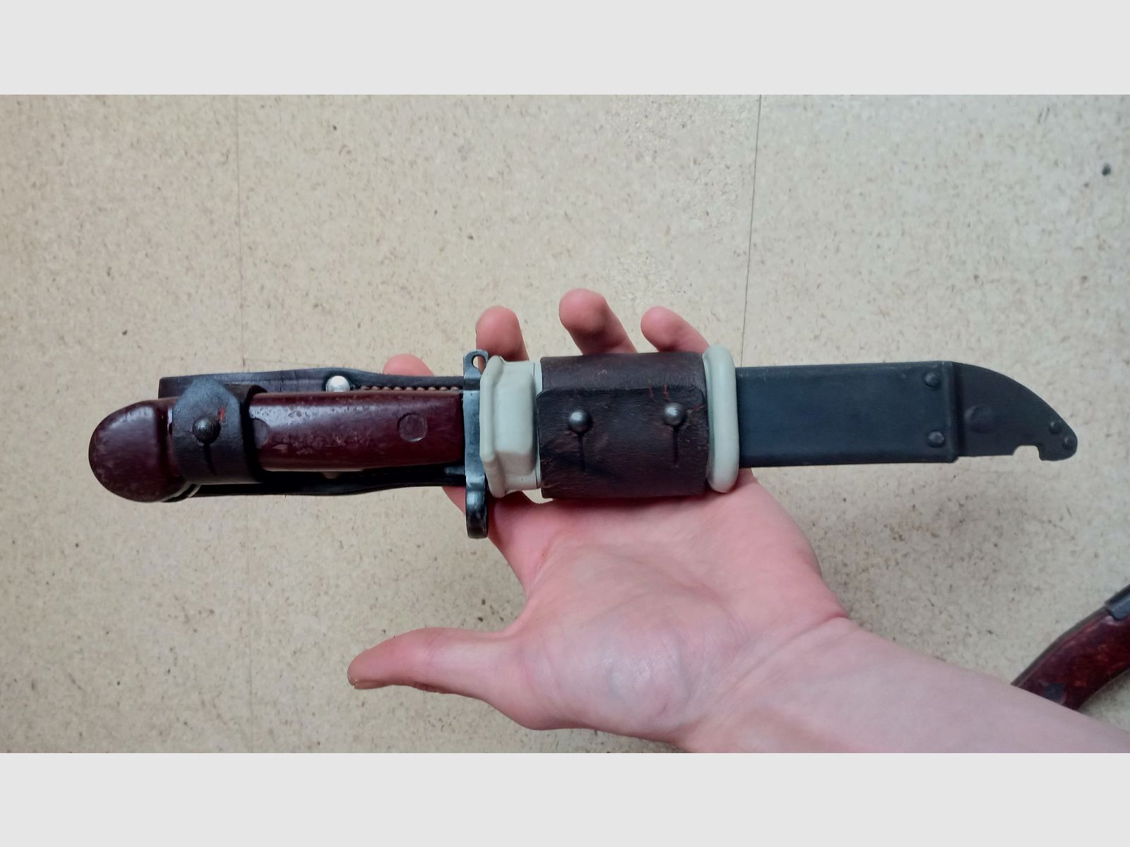 Rumuniańskie 6h3 (6x3) AK Bagnet kompletny w tym gumowy izolator i skórzany żabek // AKM Bakelit Vintage nóż boczny