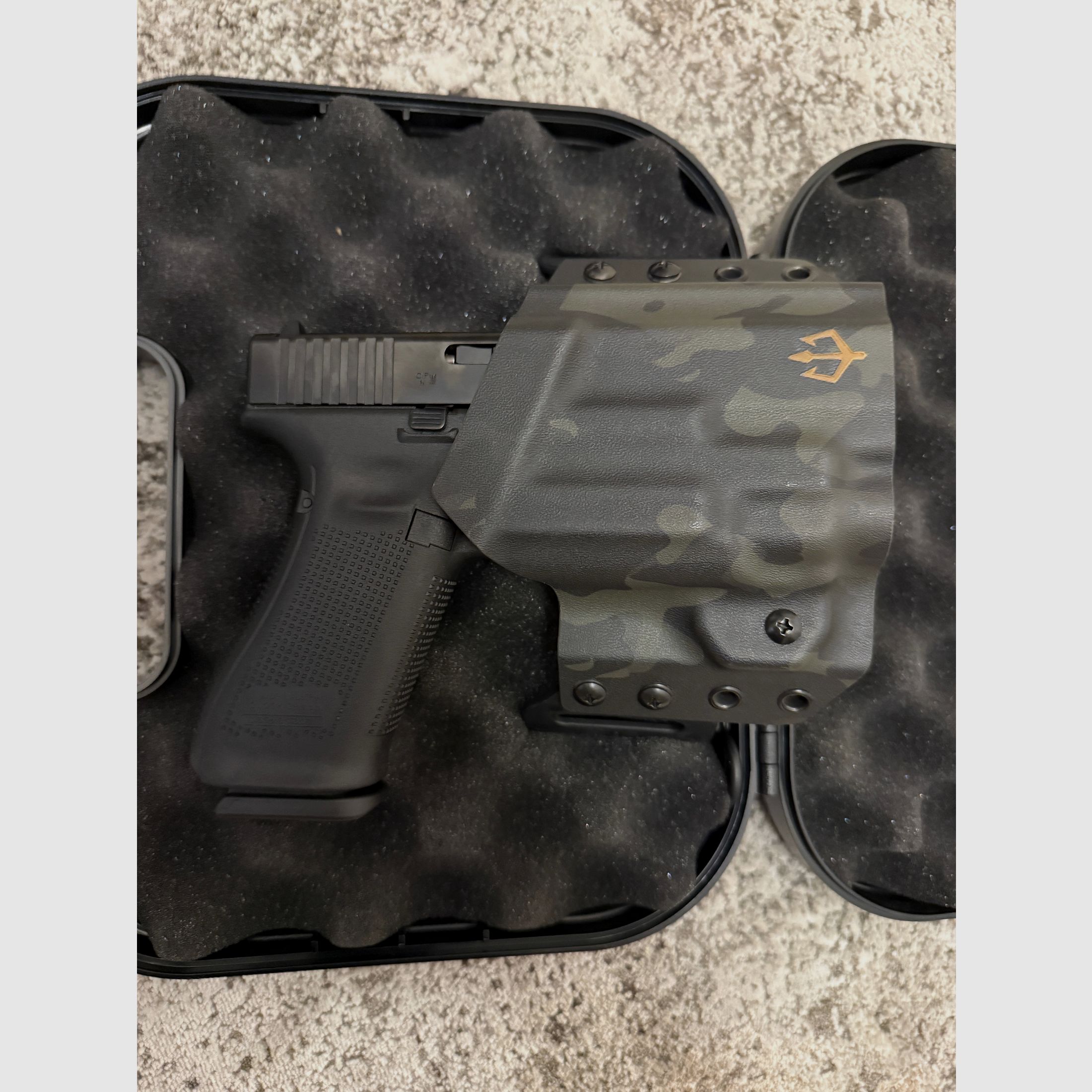 Glock 45 – neuwertig – mit Streamlight TLR-8 (Lampe + roter Laser) & Black Trident Holster