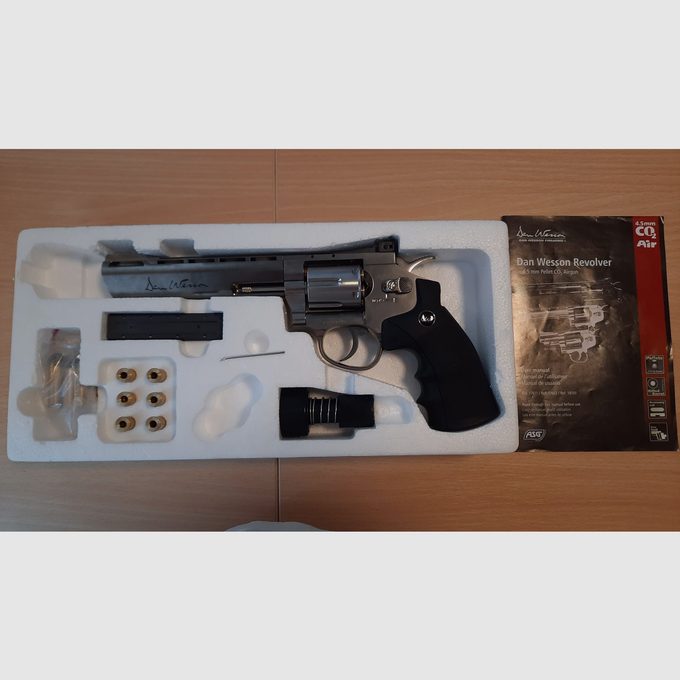 DAN Wesson Revolver