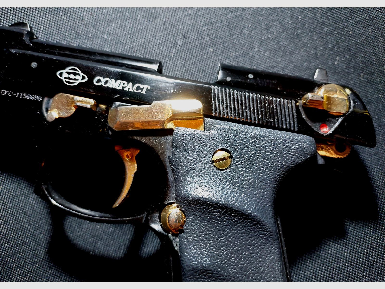 Pistola a gas Ekol Firat Compact in nero e oro, calibro 9mm P.A.K. (PTB 929)