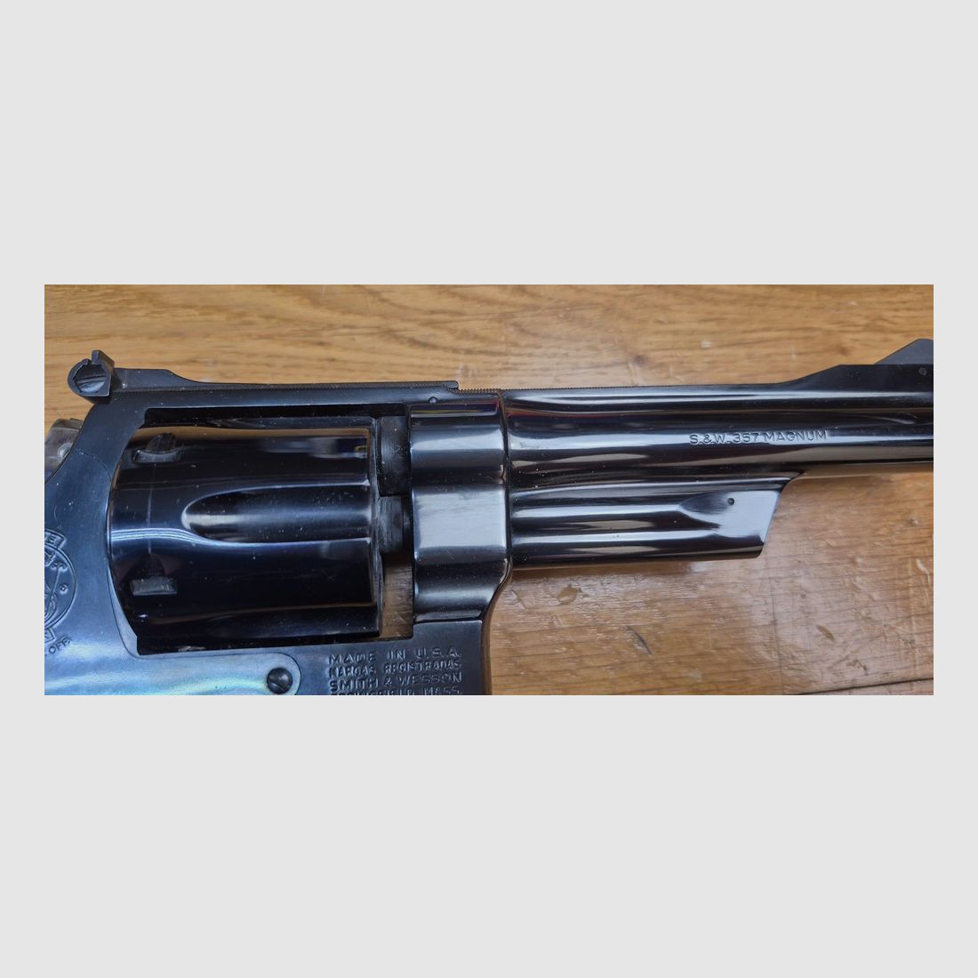 Mythischer Revolver Smith&Wesson Modell 27-2 – Kal. .357Mag – Waffe aus 1976/77 – Qualität und Mechanik, die heute nicht mehr zu finden sind – Revolver des FBI und der Polizei – Lauf von 5 Zoll, gerippt – Wunderschöne glänzende schwarze Brünierung – Ausnahmewaffe für Ausnahme-Schützen – TBE++ Quasi neu!, Bild 7 von 24