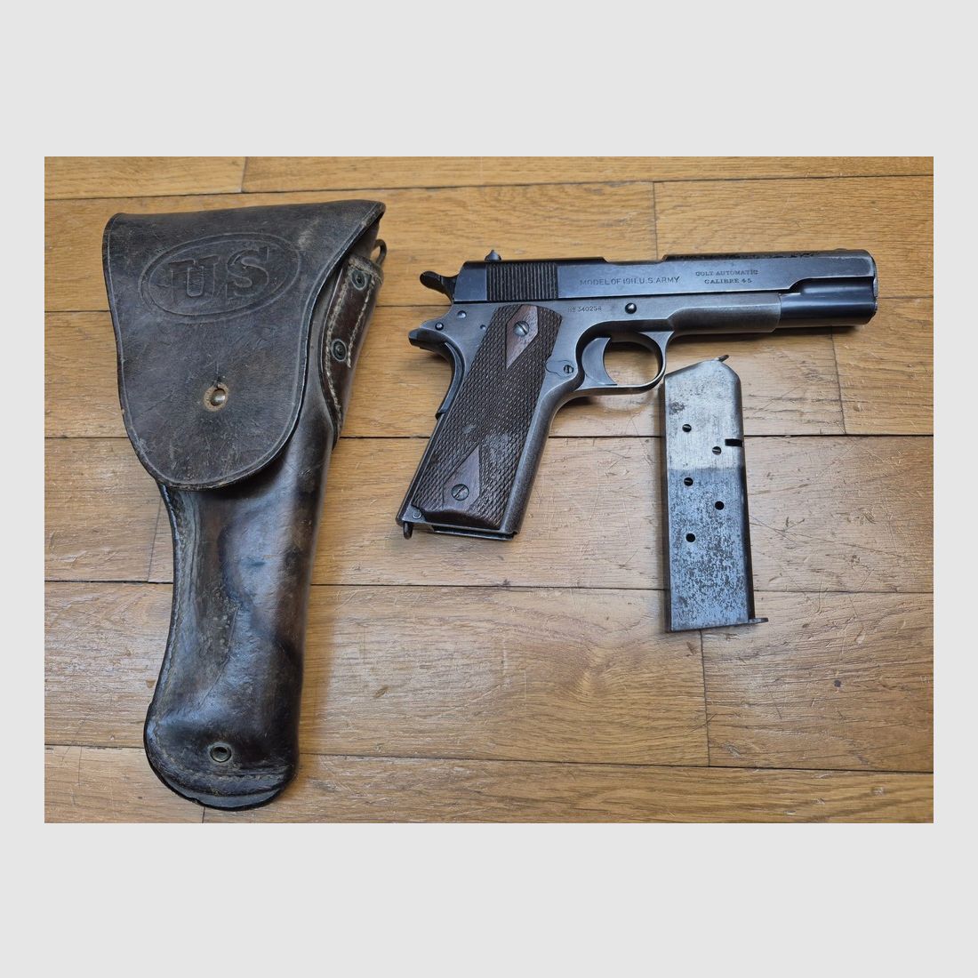 Seltene Colt 1911 Pistole (nicht 1911 A1!) – Der ursprüngliche Mythos! – Militärwaffe von 1918 – Kal. .45 ACP – Schöne Originalbrünierung zu 80% ohne Oxidation – Sehr schöne Markierungen – Lauf in gutem Zustand – Mechanik einwandfrei – Griffschalen, Schrauben, Magazin in Übereinstimmung und TBE – Seltenes Originalholster von 1918 als Bonus – BE+!, Bild 1 von 25