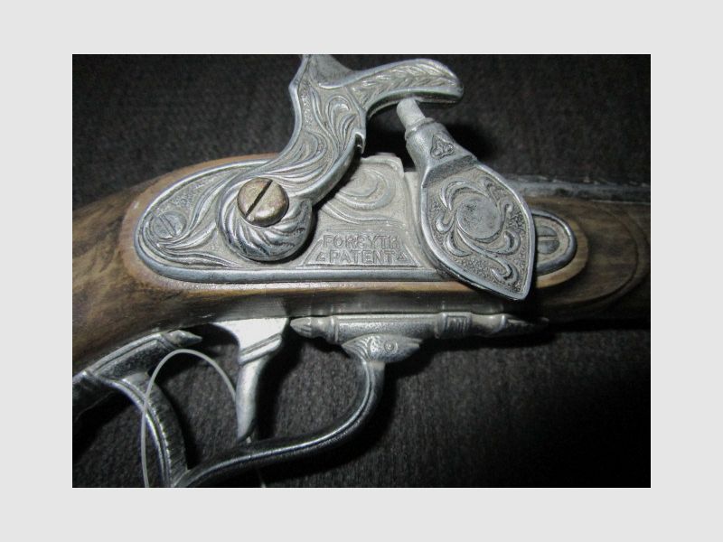 Twee decoratieve percussiepistolen