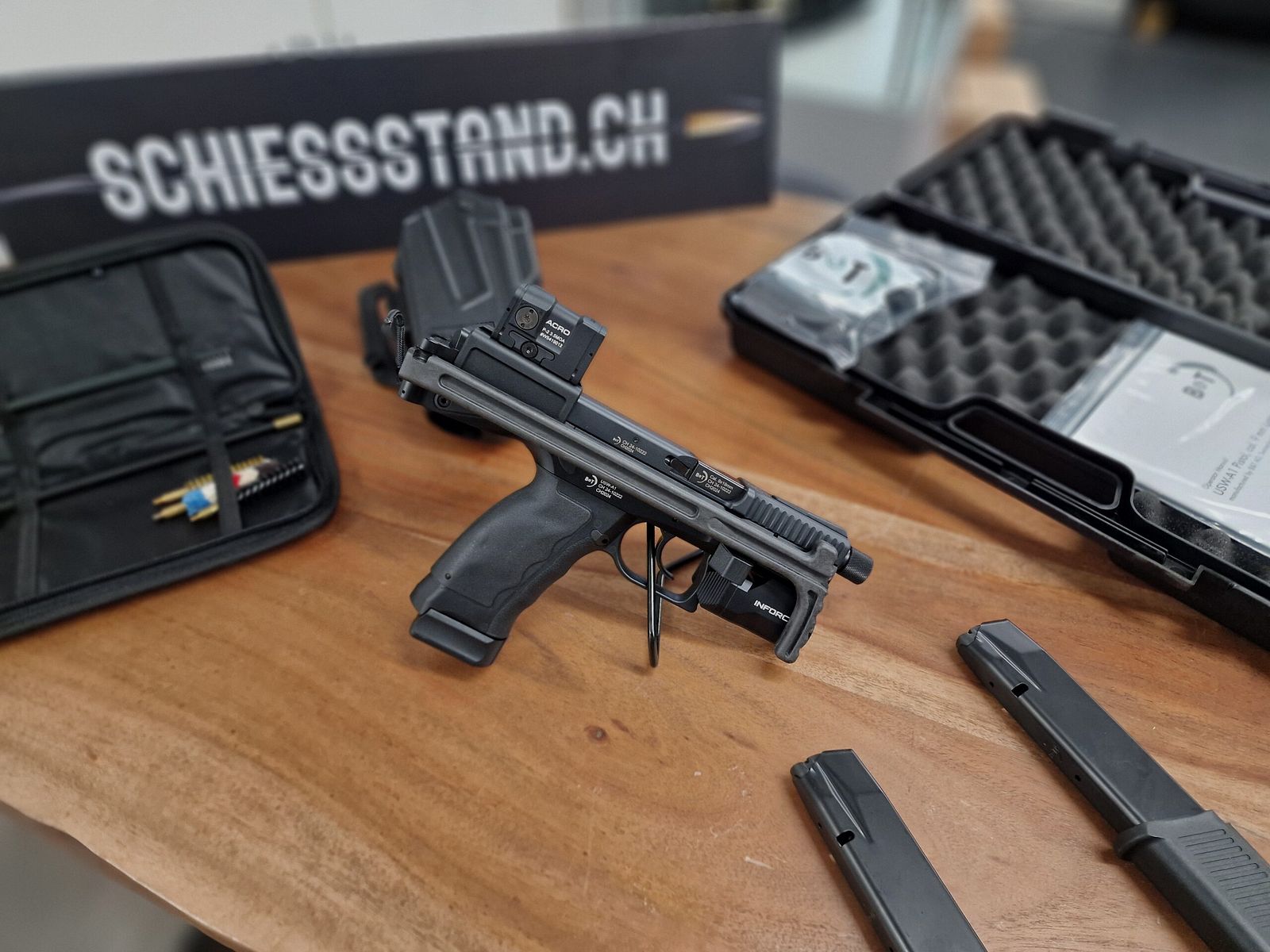 B&T – Halbauto / USW-A1 / 9mm / Mit Holster und Lampe / Klappschaft, Bild 4 von 7