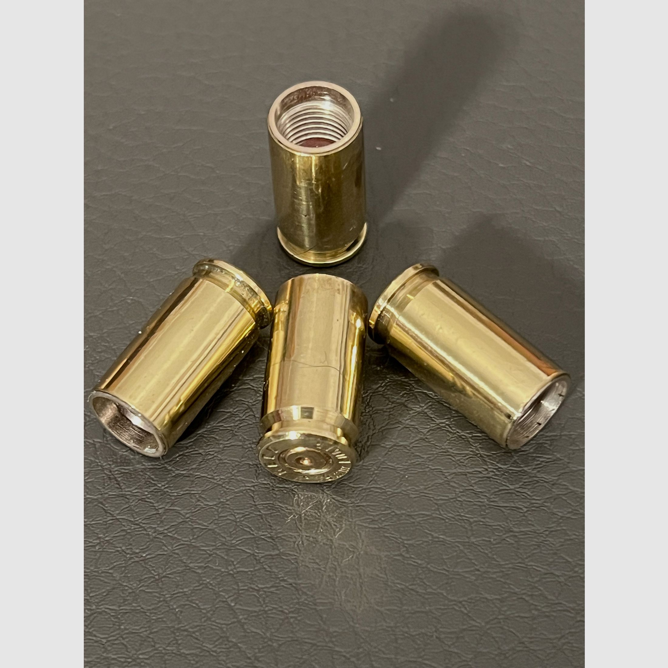 4 Ventilkappen aus abgeschossenen 9 mm Patronen 