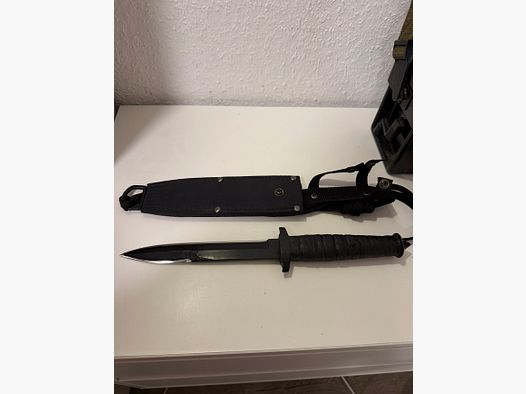 Taktische Einsatzmesser mit Glasbrecher 