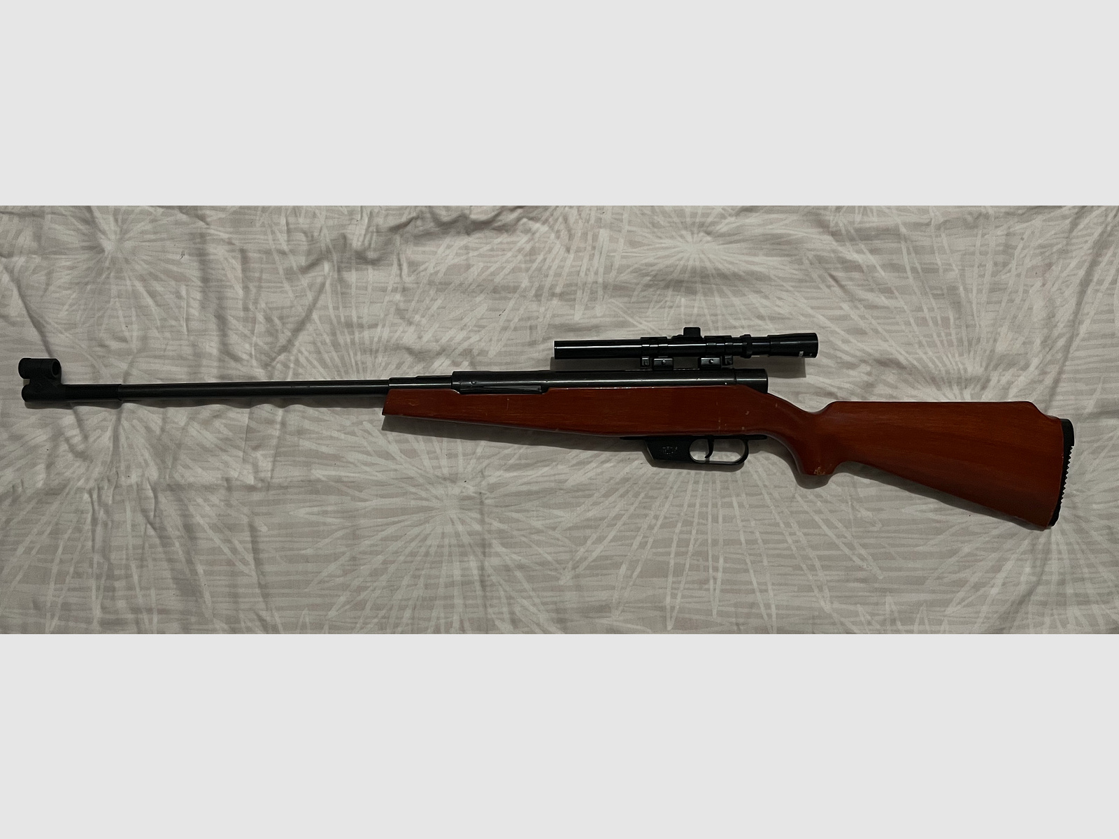 Fünf  Luftgewehre abzugeben. 1 Gewehr Suhl. 1 Gewehr Umarex. 3 Gewehre Lion Brand. Siehe Photo. 