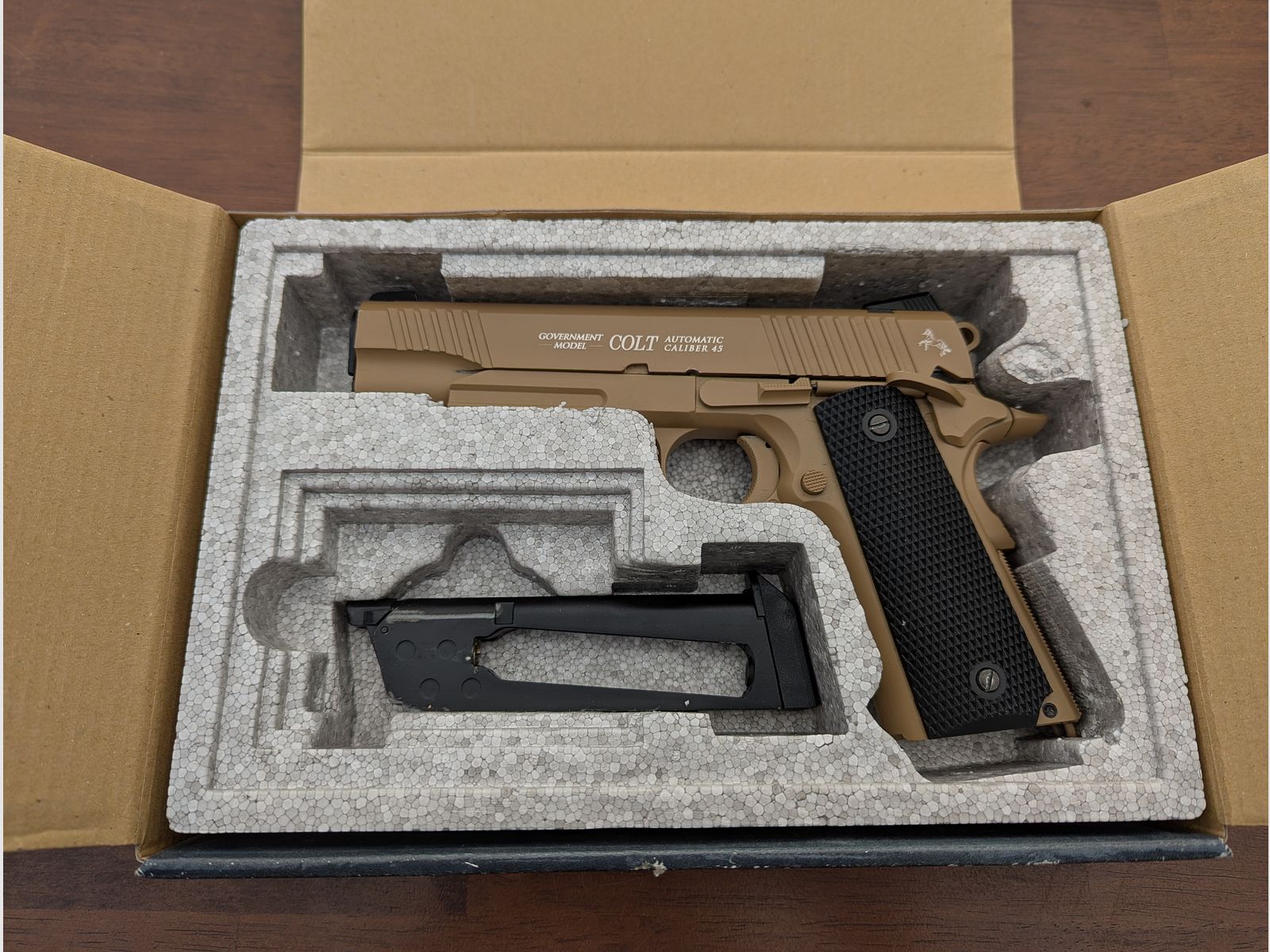Colt M45 CQBP / 4,5mm BB/ Tan Beige / Luftpistole CO2 mit Zubehör 