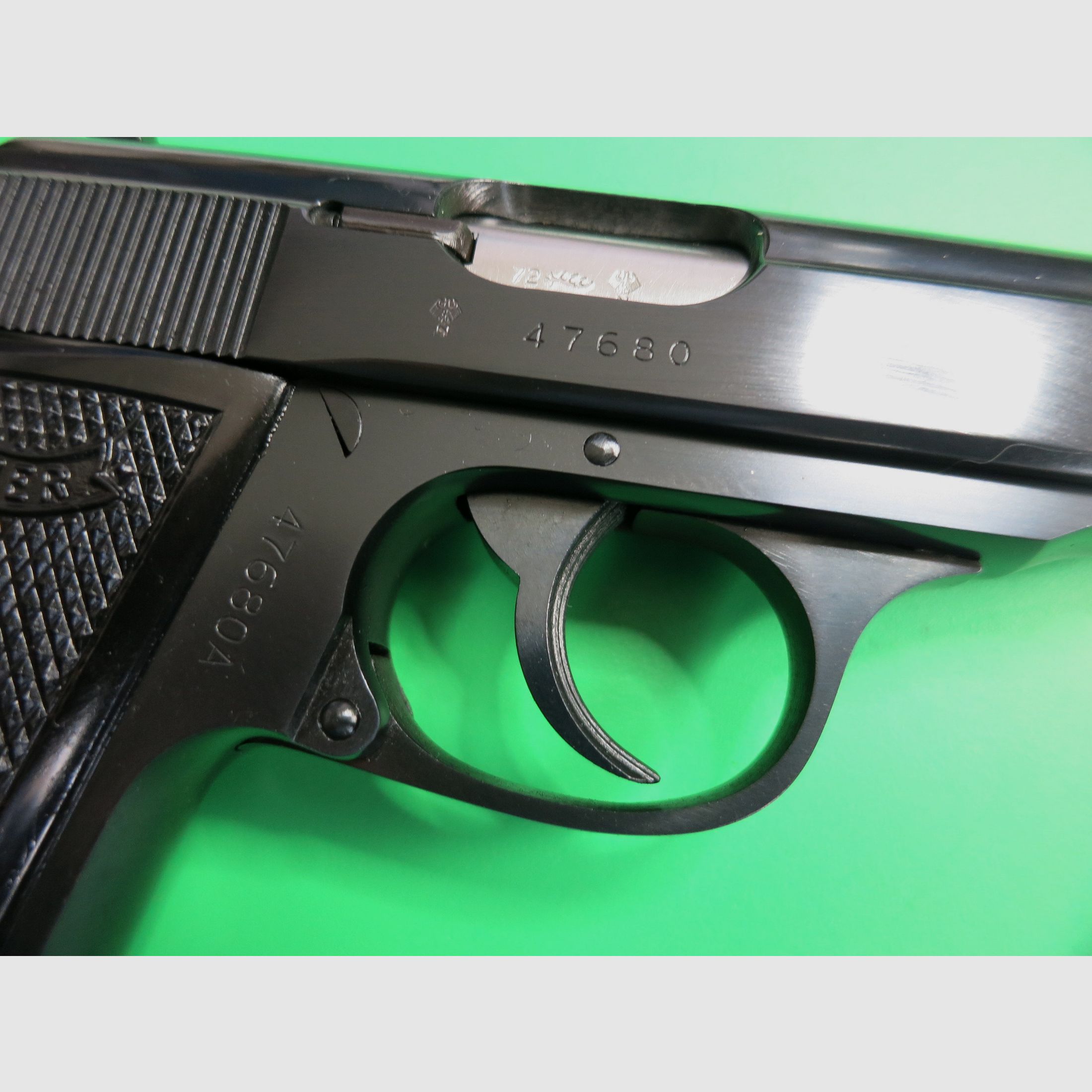 Pistola semiautomática, Walther PP, cal. 9 mm corto, empuñaduras negras, como nueva       #75