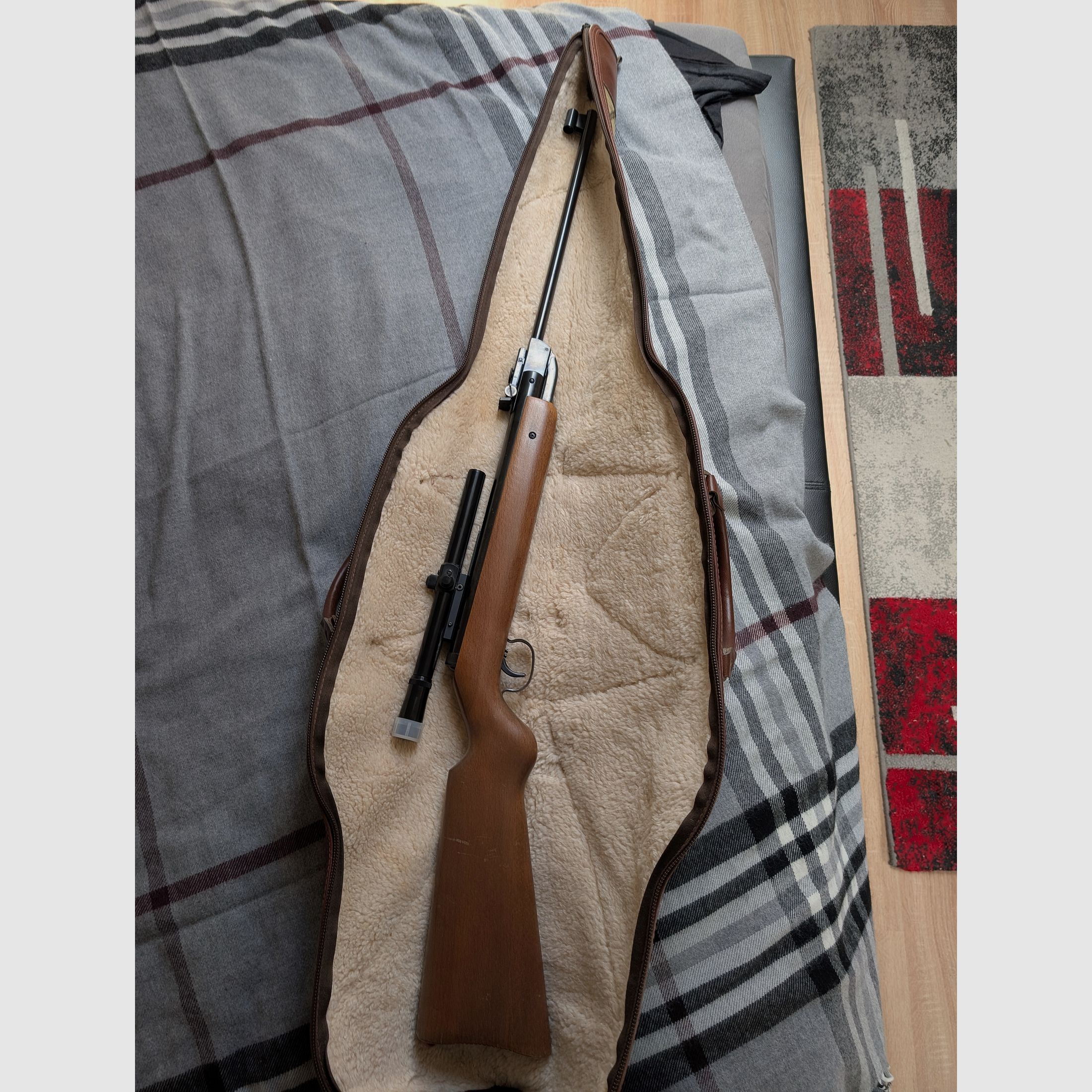 Collector's set: Diana Mod. 27 air rifle (with F mark) + Diana 4x15 scope & Winchester case (rare) like new condition with real leather.