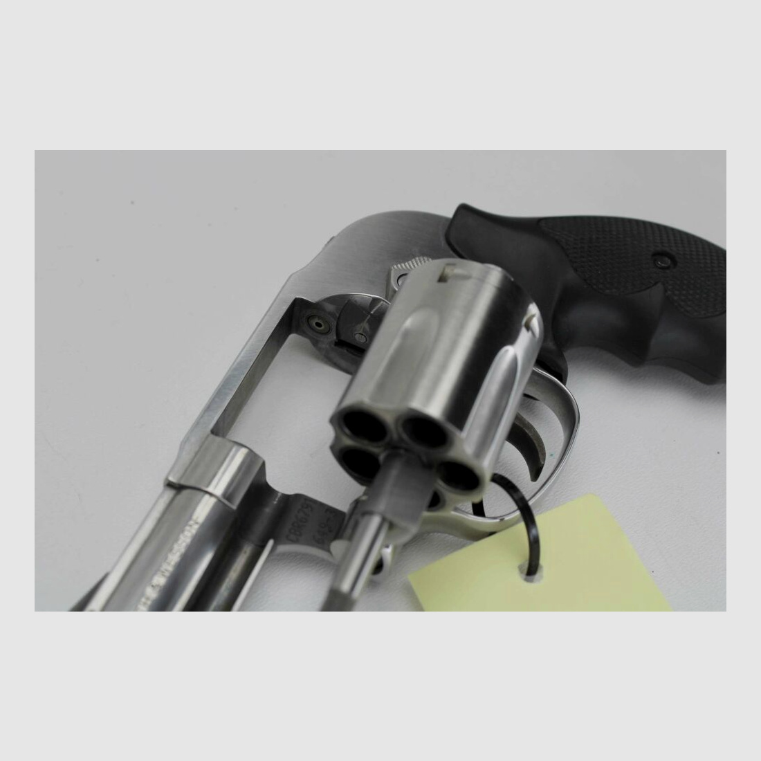 Revolver Smith & Wesson 649-3 with concealed hammer .357Mag