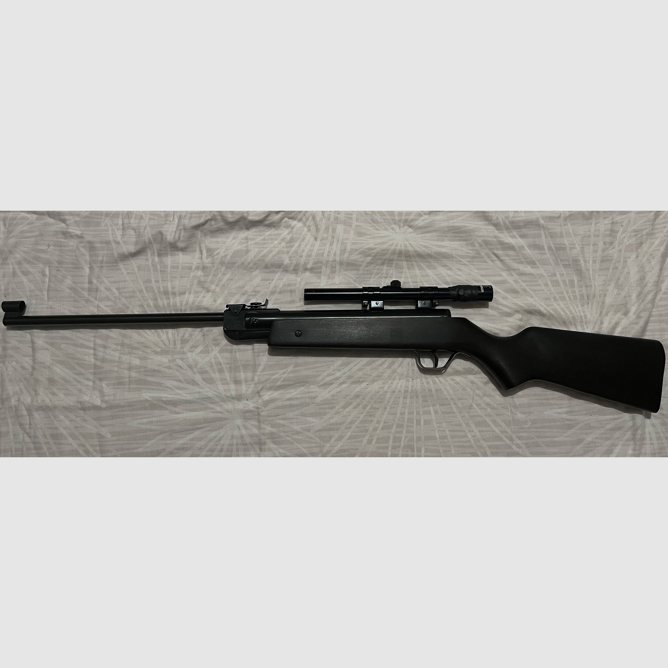 Fünf Luftgewehre abzugeben. 1 Gewehr Suhl. 1 Gewehr Umarex. 3 Gewehre Lion Brand. Siehe Photo.